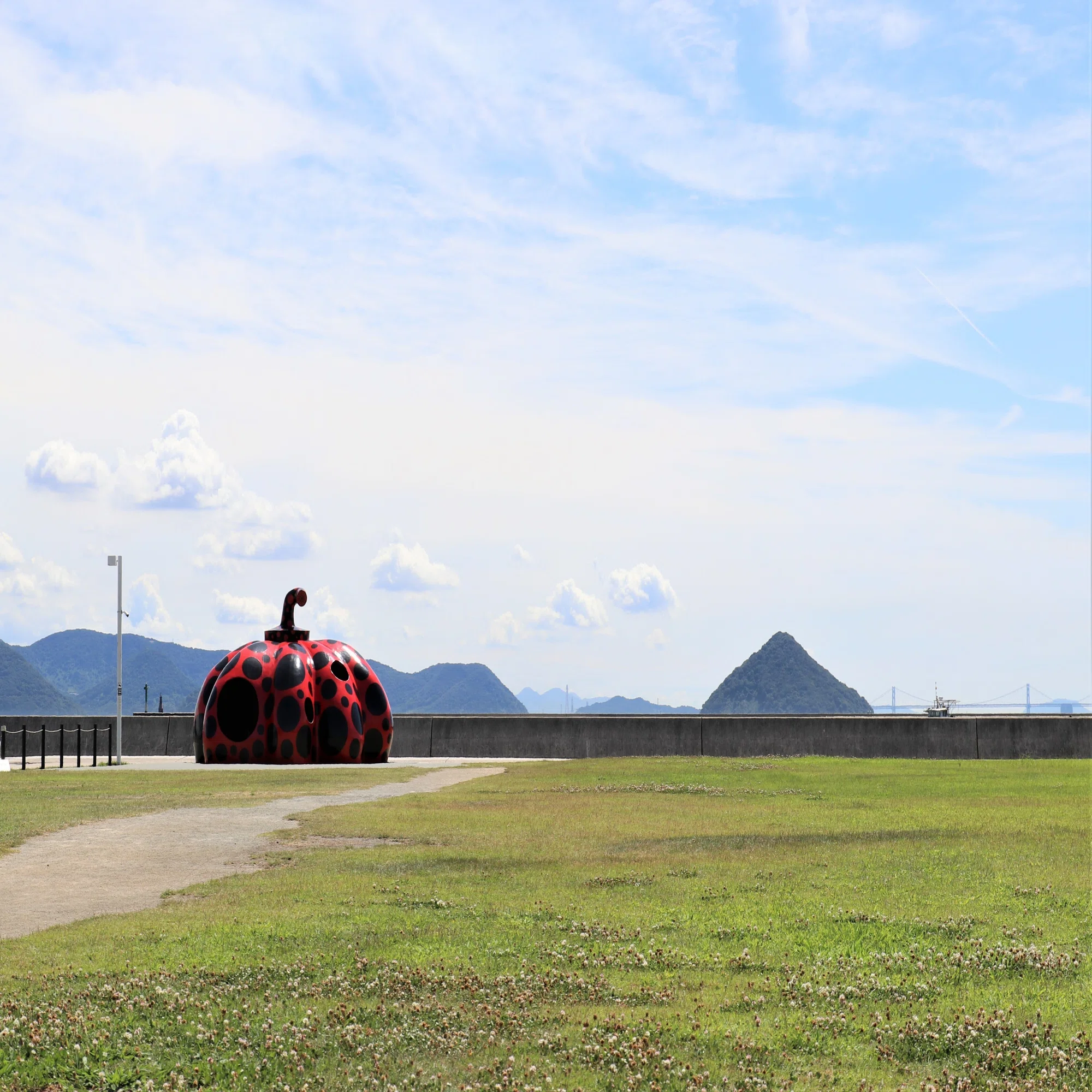 直島【写真】-草間彌生[赤かぼちゃ],夏空｜Abbey -旅するように暮らす 