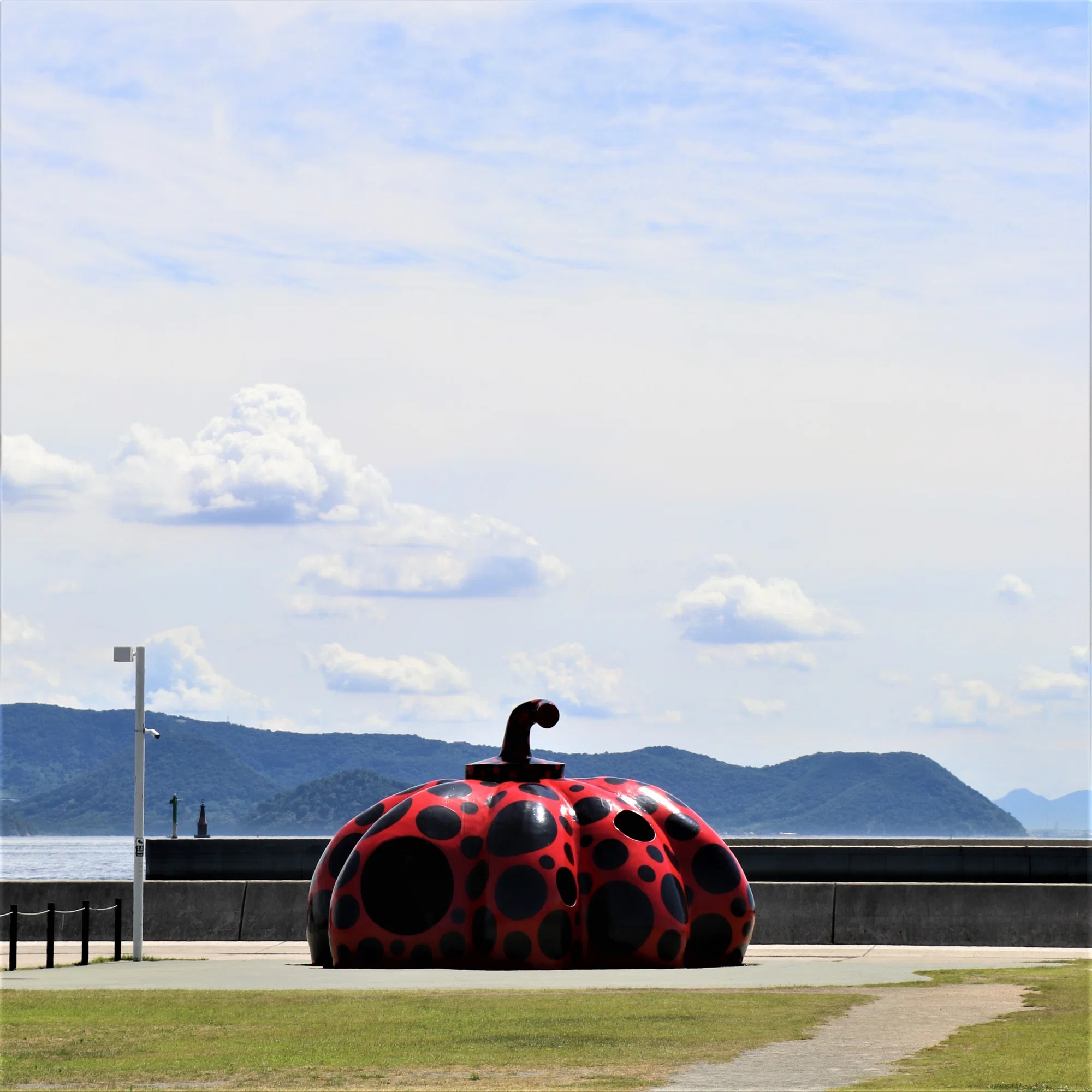 直島【写真】-草間彌生[赤かぼちゃ],夏空｜Abbey -旅するように暮らす 