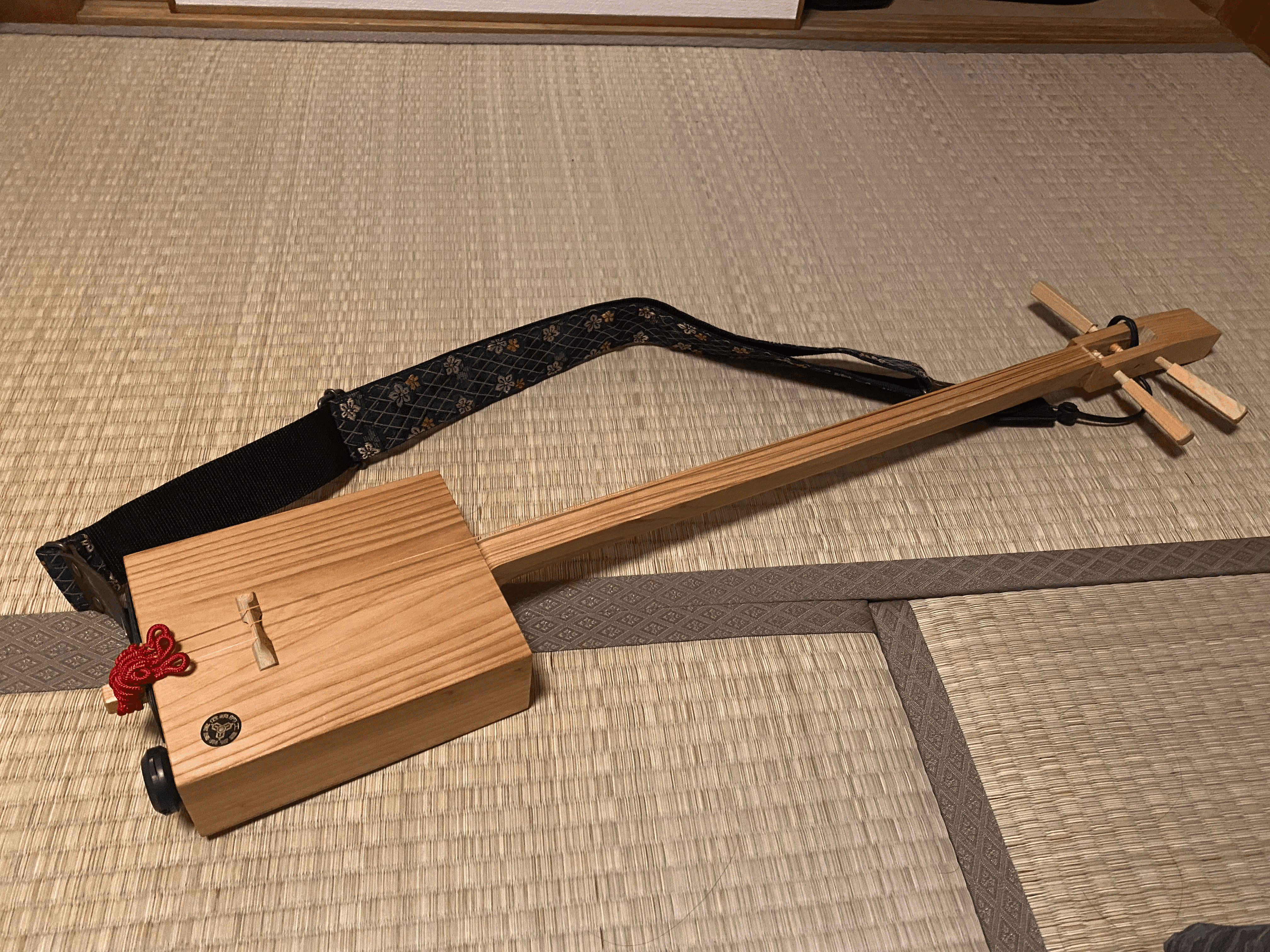 XJ607☆ゴッタン ? 95cm / 箱三味線 板三味線 三弦 弦楽器 和楽器 民族