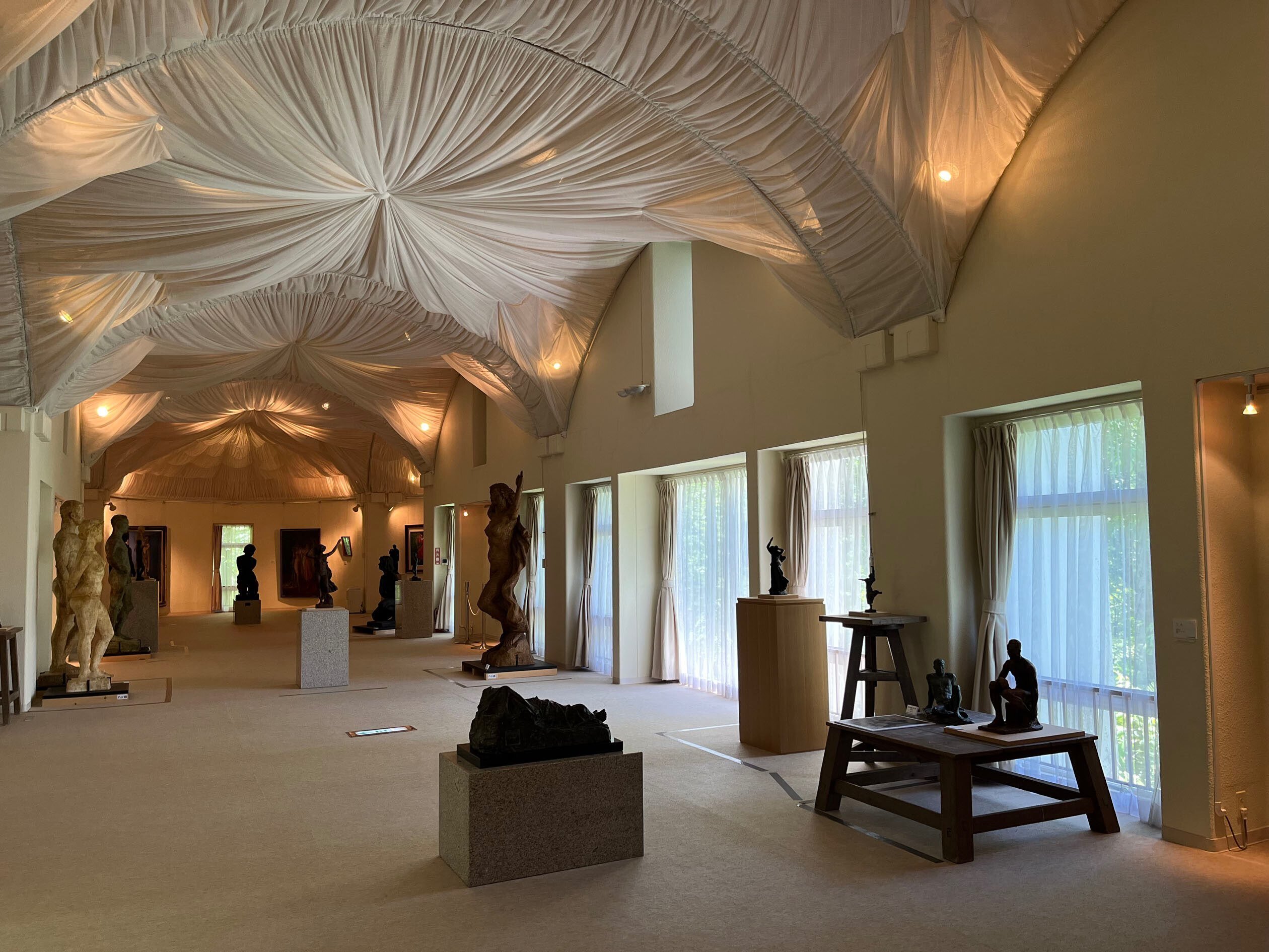 建築】爽やかな高原の森に抱かれた八ヶ岳美術館（村野藤吾）｜Hiroshi