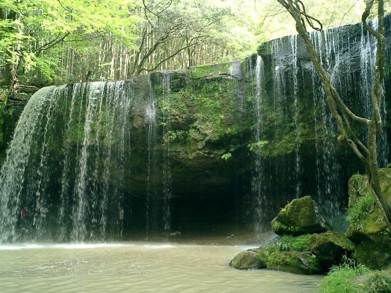 はい！毎週日曜夕方恒例の、写真からパワーと涼しさをもらおうのお時間です。　今日は熊本県小国町にある「鍋ヶ滝（なべがたき」です。今日は滝がいいなぁと思って、写真ロールを見ていたら、ふと目にとまった鍋ヶ滝。そう、滝の裏側に行ける鍋ヶ滝。某CMで有名になり、いつ行っても人の流れが途絶えることがなかった鍋ヶ滝。2021年11月から渋滞緩和＆流行り病対策のため、Web予約制になったそうです。・・・・・・そっか。　まあ、明日から、ぼちぼちと・・・(^^;)