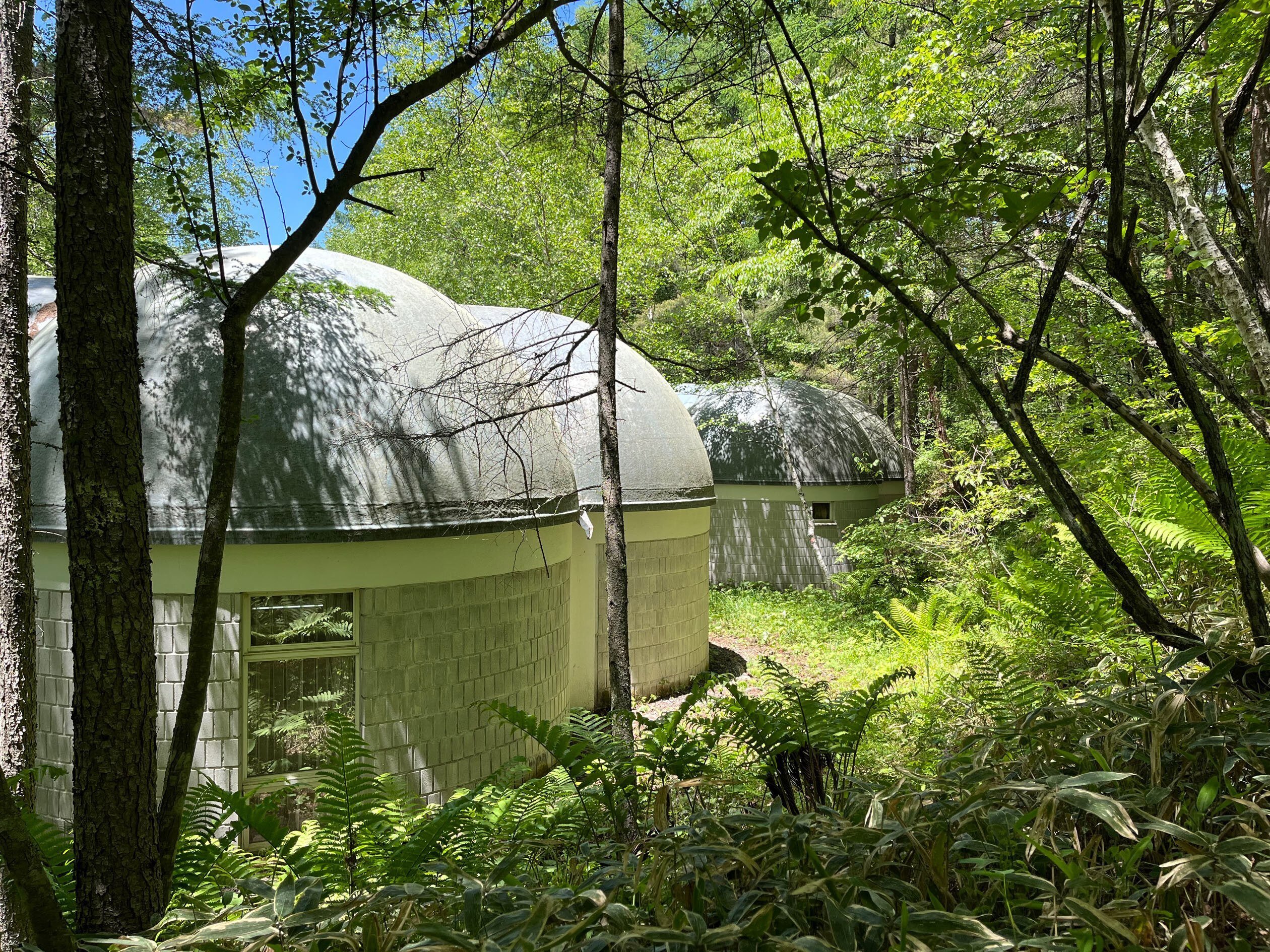 建築】爽やかな高原の森に抱かれた八ヶ岳美術館（村野藤吾）｜Hiroshi