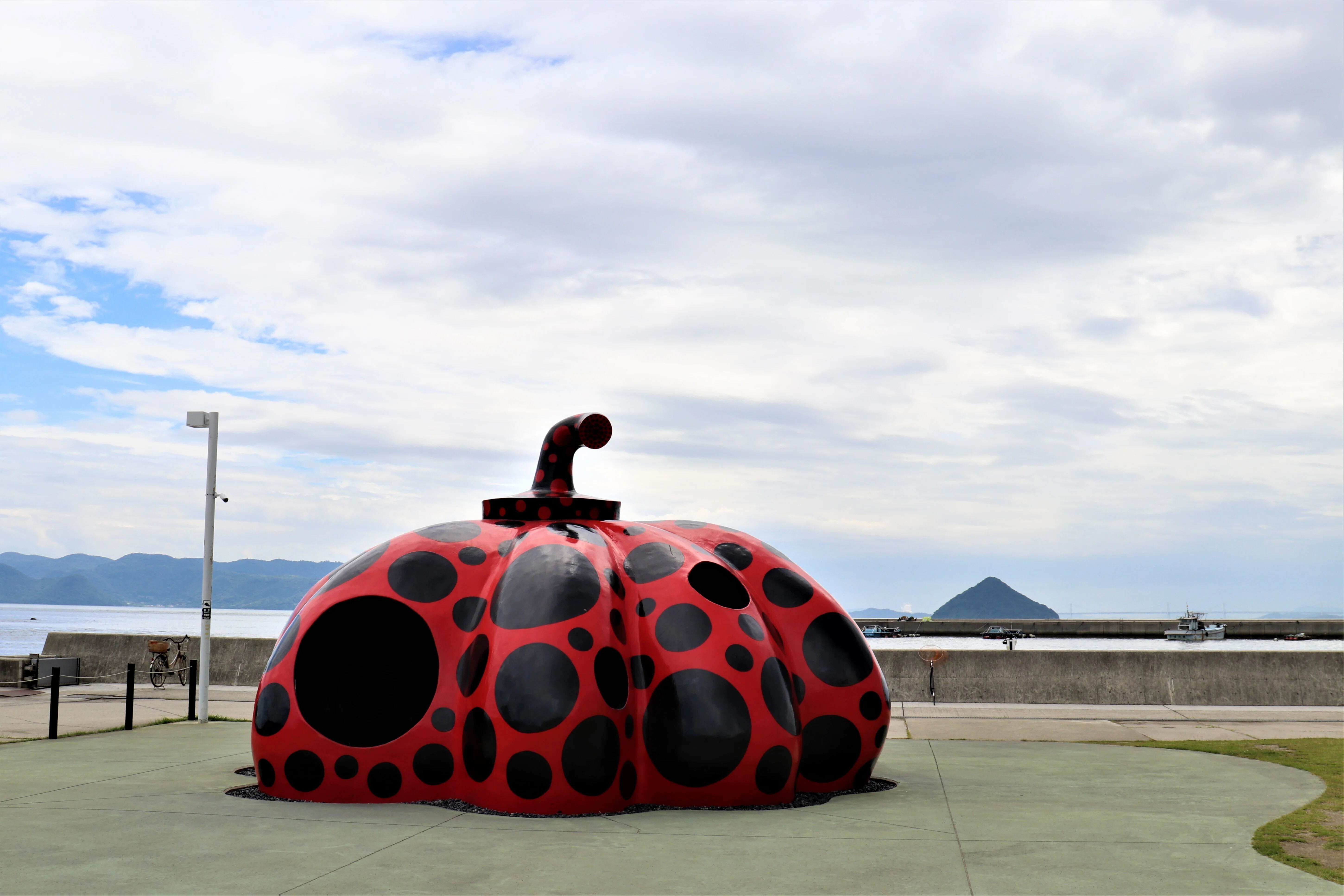 直島【写真】-草間彌生[南瓜],海｜Abbey -旅するように暮らす、暮らす