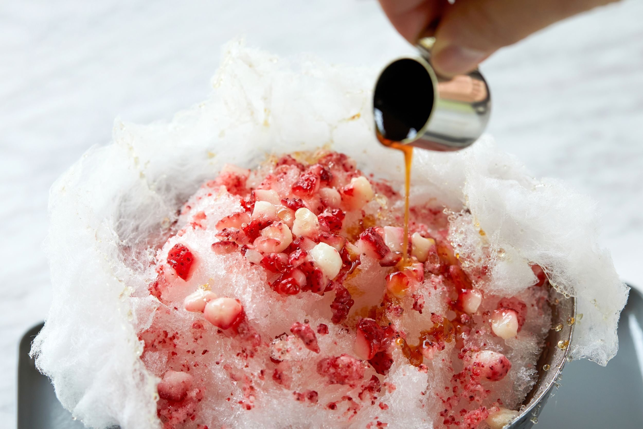 綿あめの中からかき氷！ 定番「いちごミルク」が贅沢な大人のスイーツ