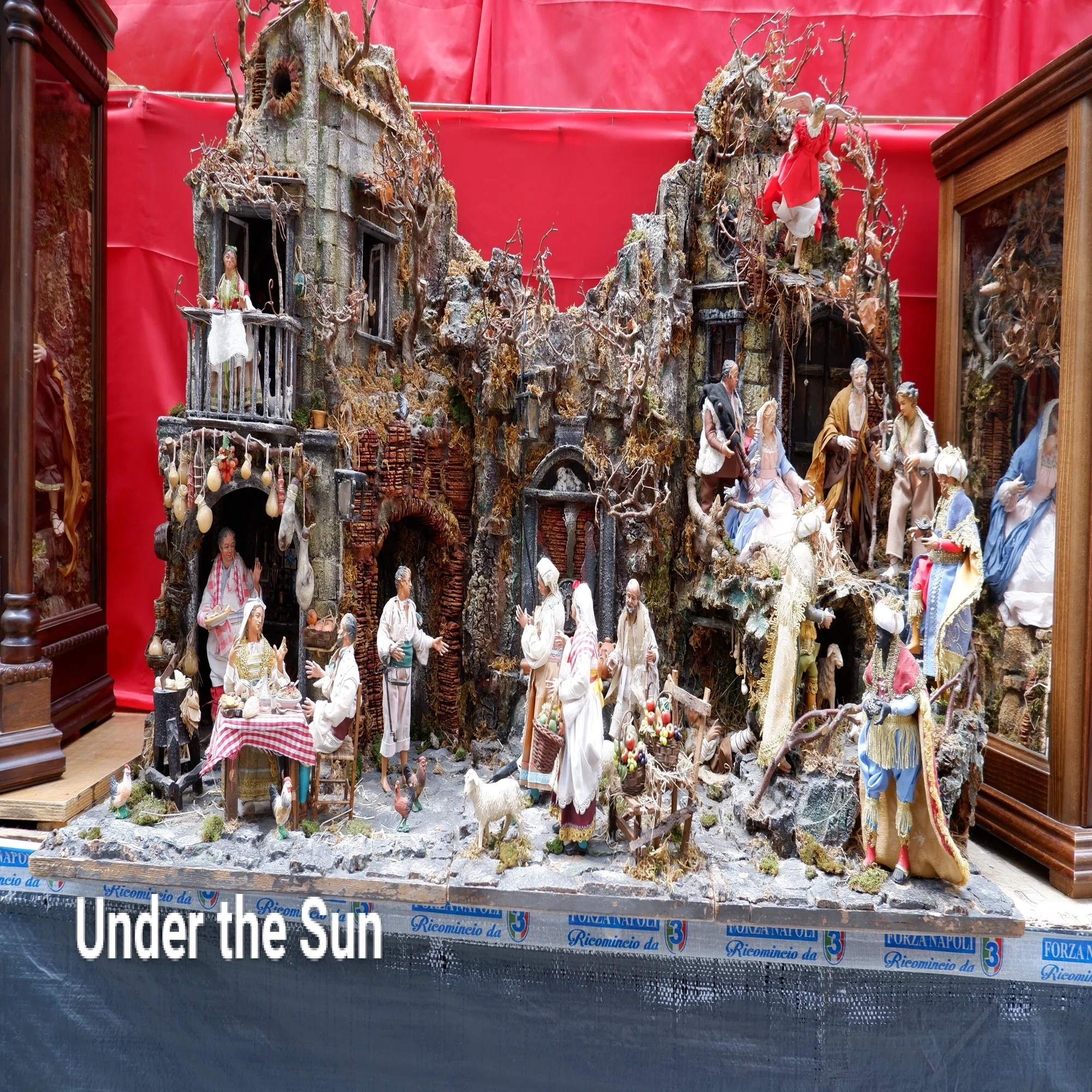 見ているだけで楽しい、ナポリ旧市街のクリスマス通り｜Under The Sun