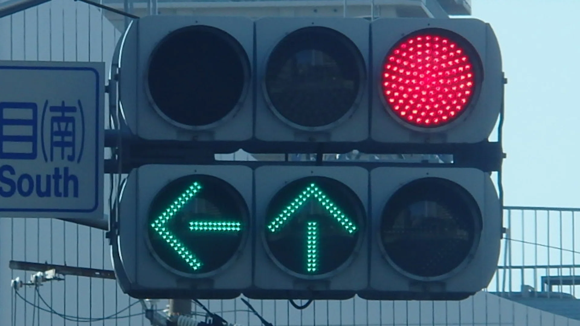 青だけ目隠しの信号電材薄型面拡散ユニット親子灯器 in さいたま市大宮