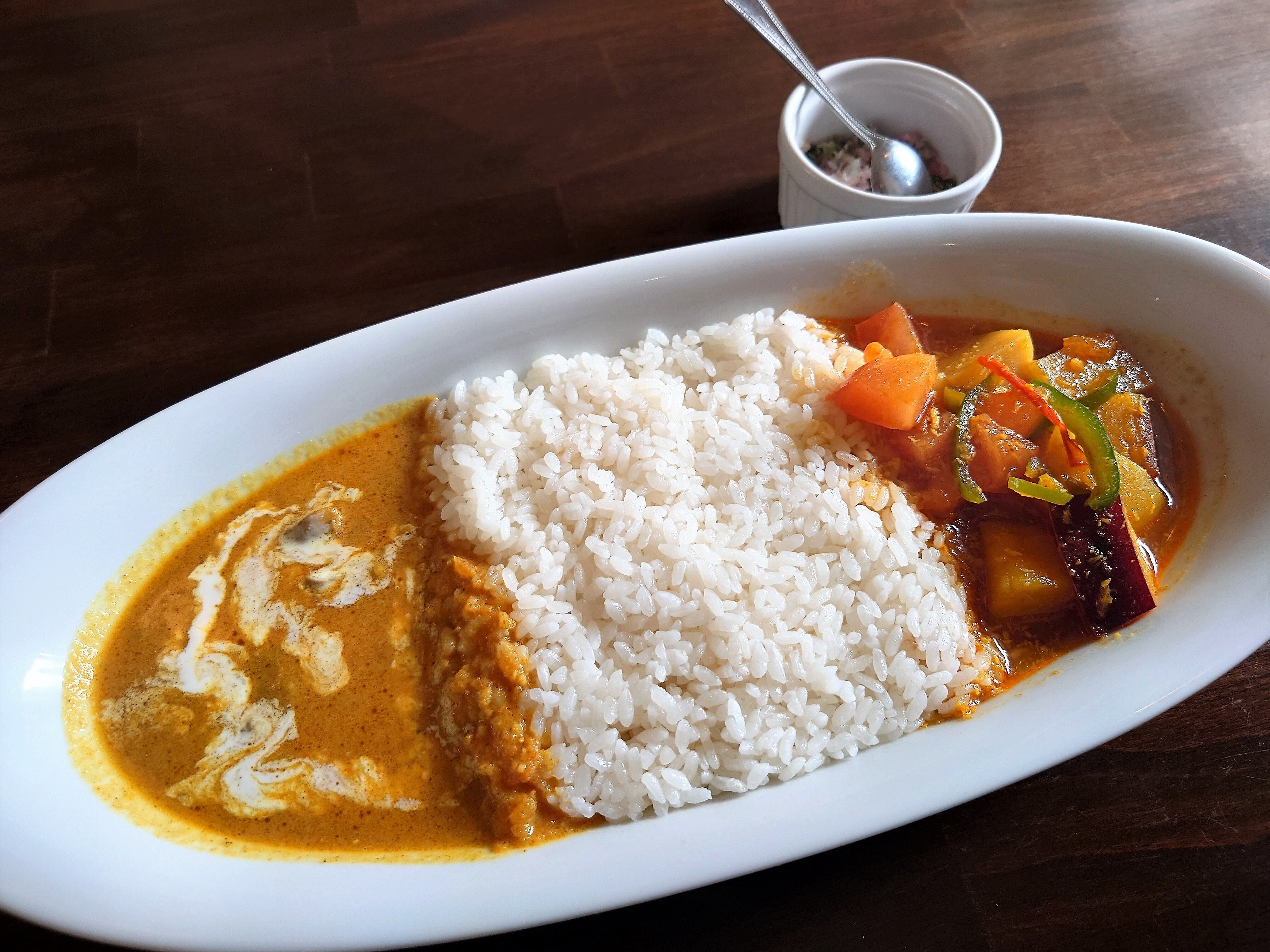 伝説のカレー店GHEEの流れ汲む／市ケ谷「CAFE DE MOMO」｜菅野ノリヒコ