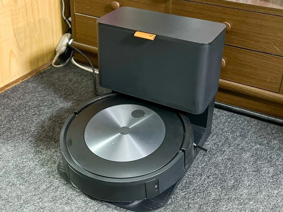 iRobot ロボット掃除機本体2台 2台目のロボット掃除機は水拭き機能付きのフラッグシップモデル