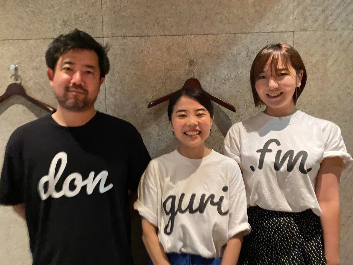 のんちゃん発案で、ドングリFMのTシャツで3人で並んでみた写真。