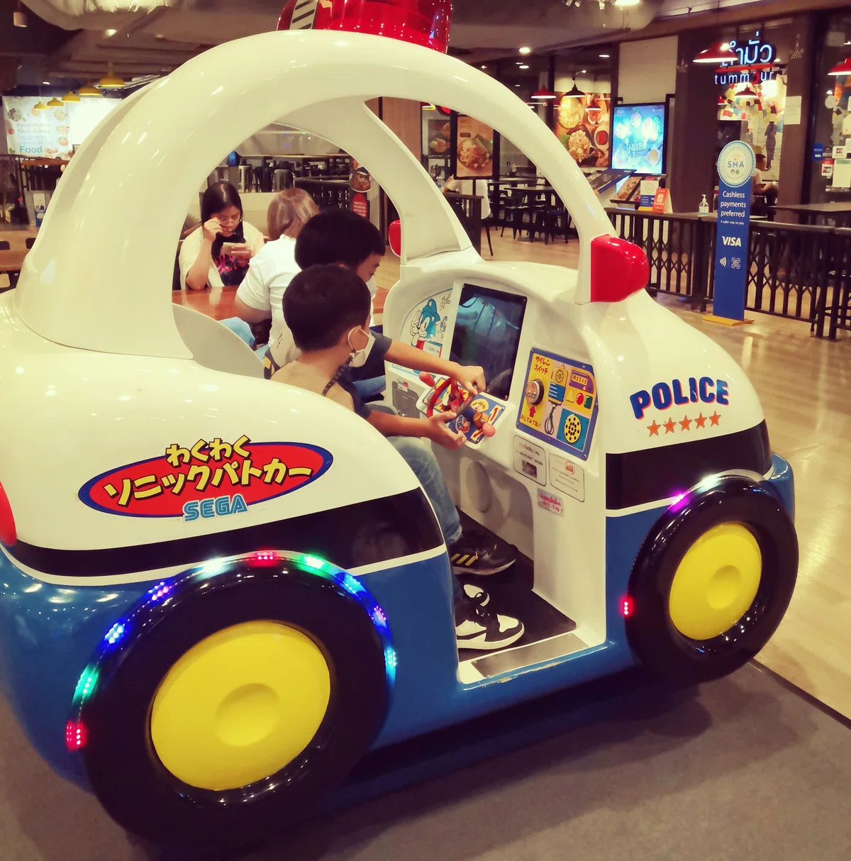 パトカーの乗り物で遊ぶ甥っ子兄弟
