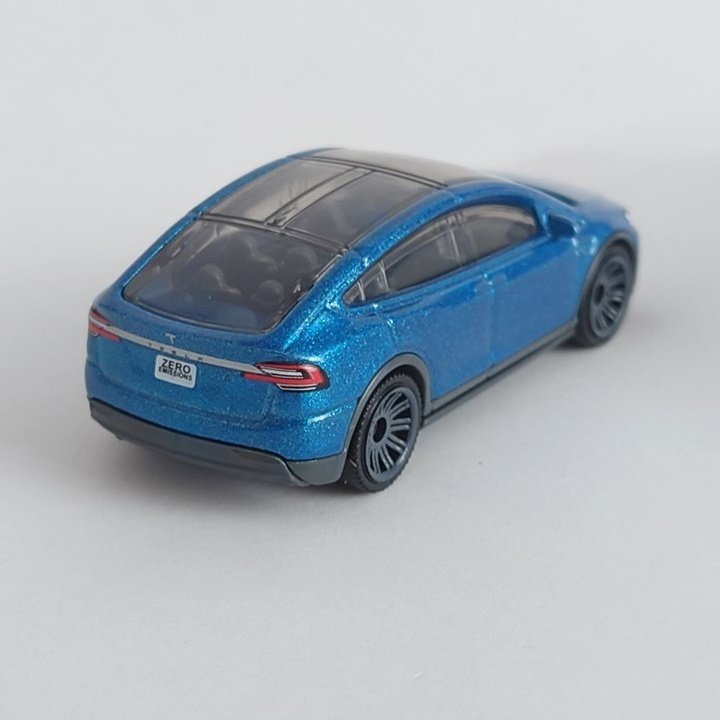 テスラ青色 TESLA MODEL Y マッチボックス ホットウィール