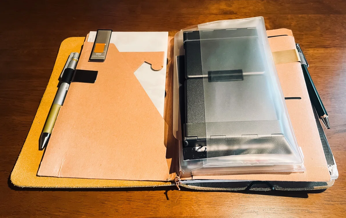 [iPad mini 6] 2 ways to carry a dedicated Traveler's Notebook and ...