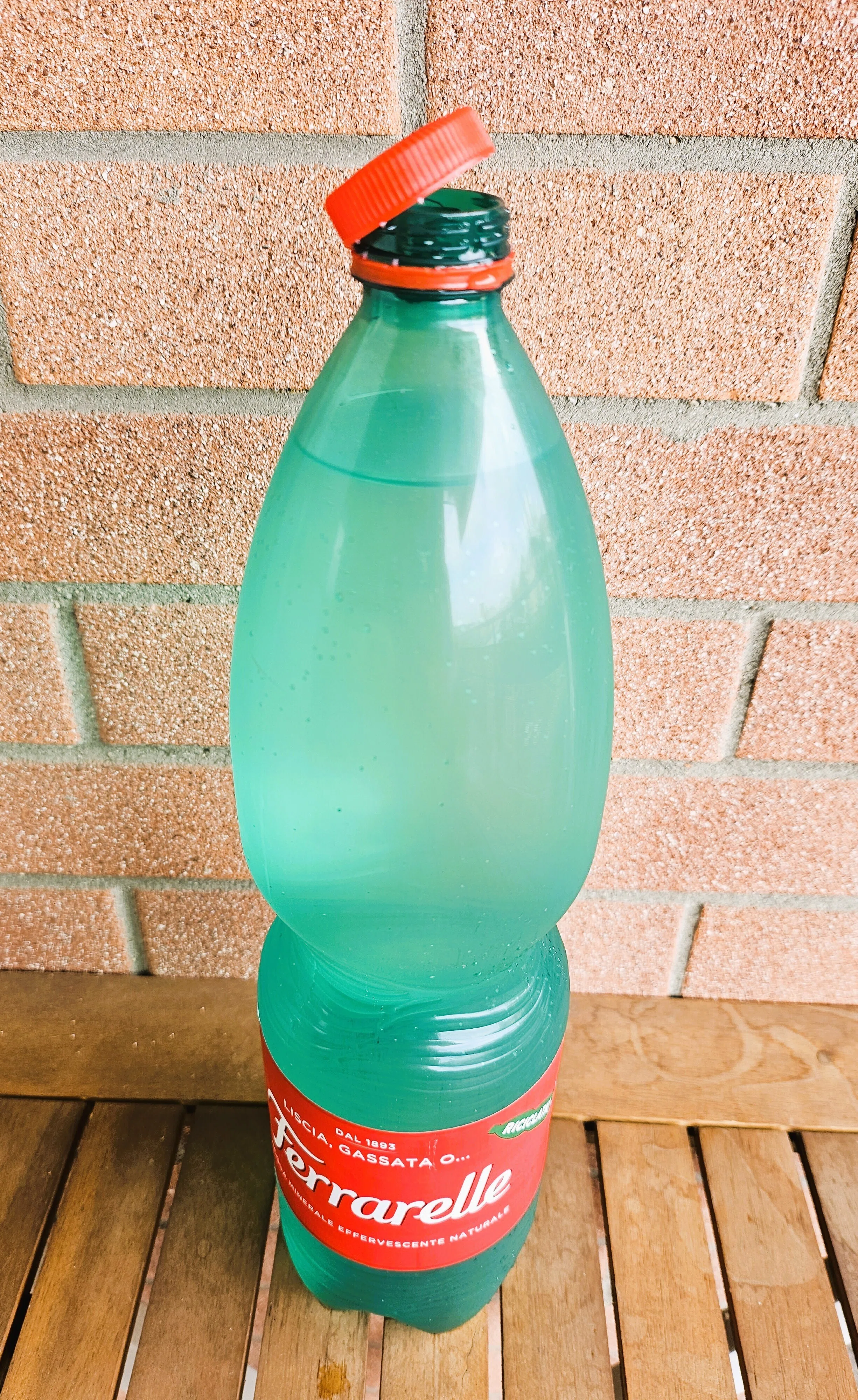 ペットボトルのフタ ヨーロッパのペットボトルとキャップは一生添い遂げる運命』｜e-ponte.jp