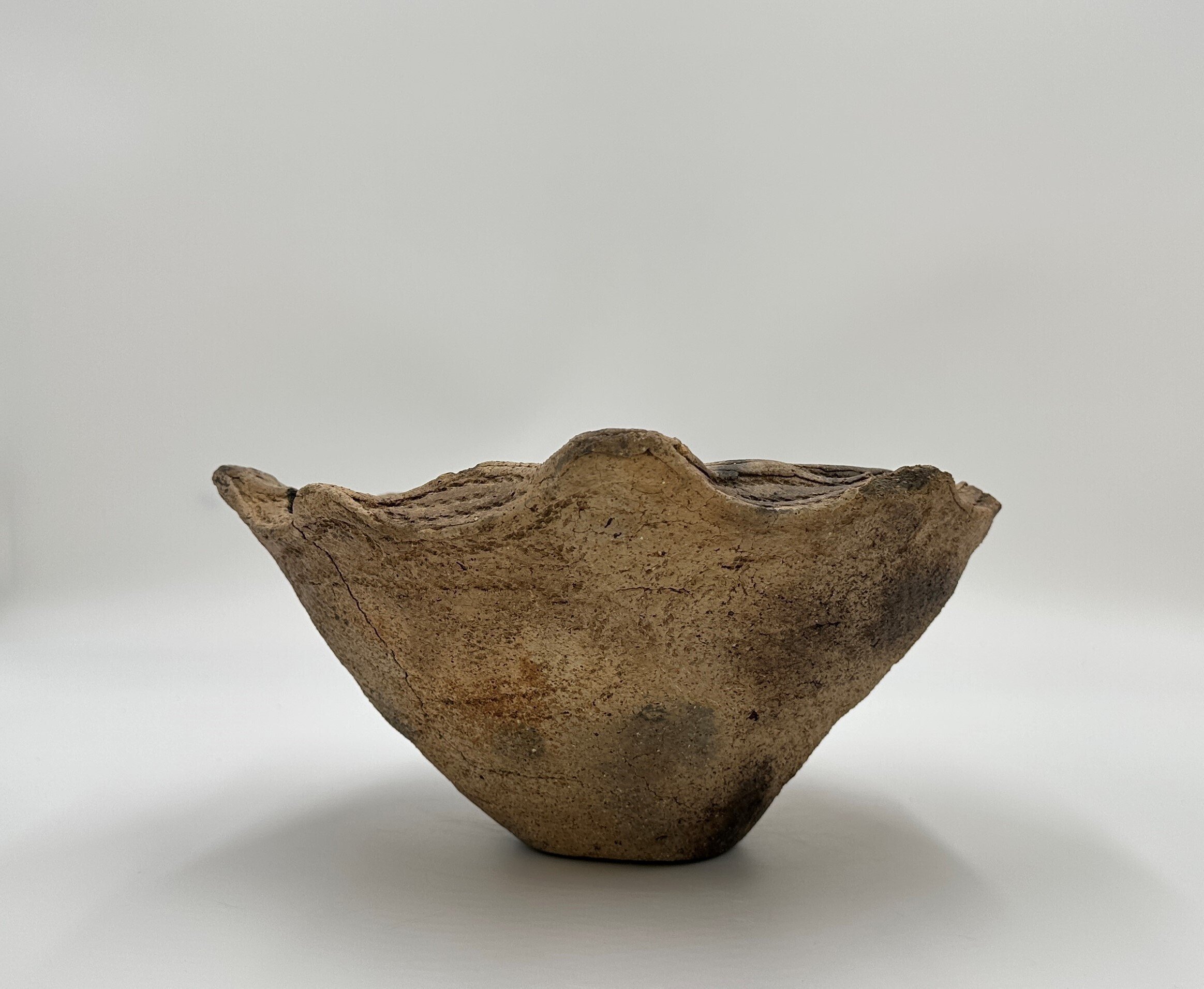 売ってない非売品。激レアの縄文土器上部のフチで穴が空いています ネタ？…マ、マジだ！日清からカップヌードル専用の「縄文DOKI☆DOKI