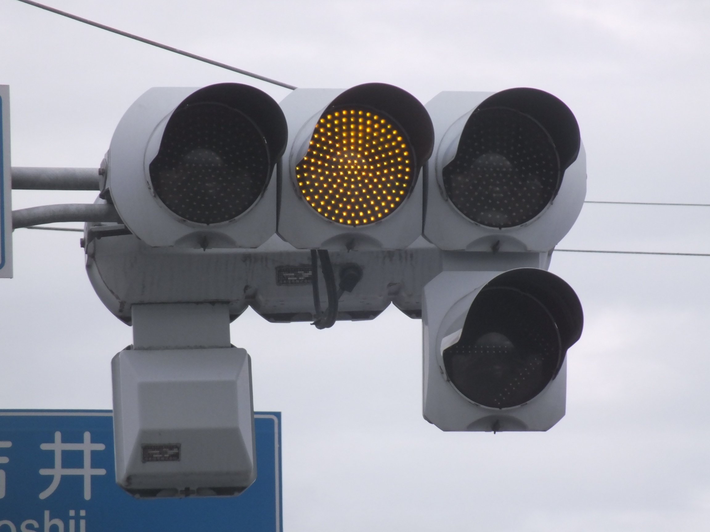 富岡市清水のオール日信厚型LED・日信六角形LED歩灯(右折矢印灯・半