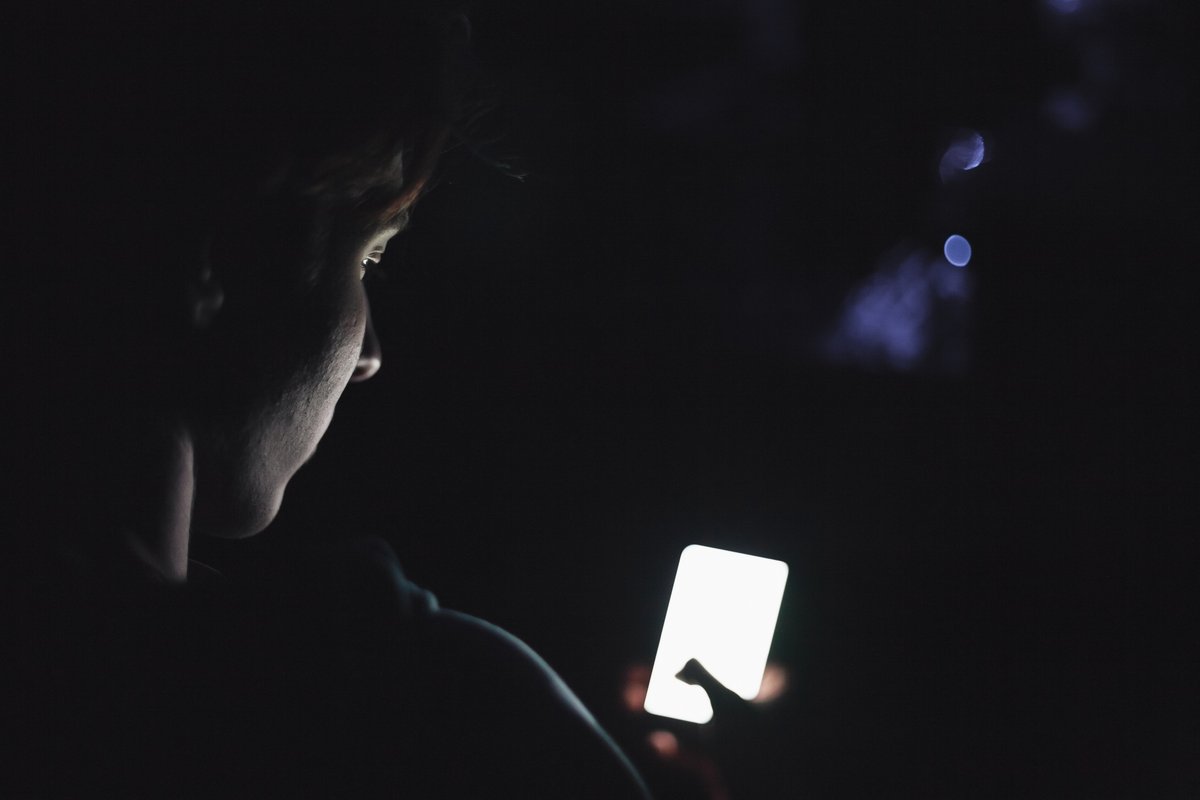 素人投稿画像　闇窪 スマホはどこまで脳を壊すか】使い過ぎで学力が「破壊」される驚愕の事実｜朝日新聞出版さんぽ