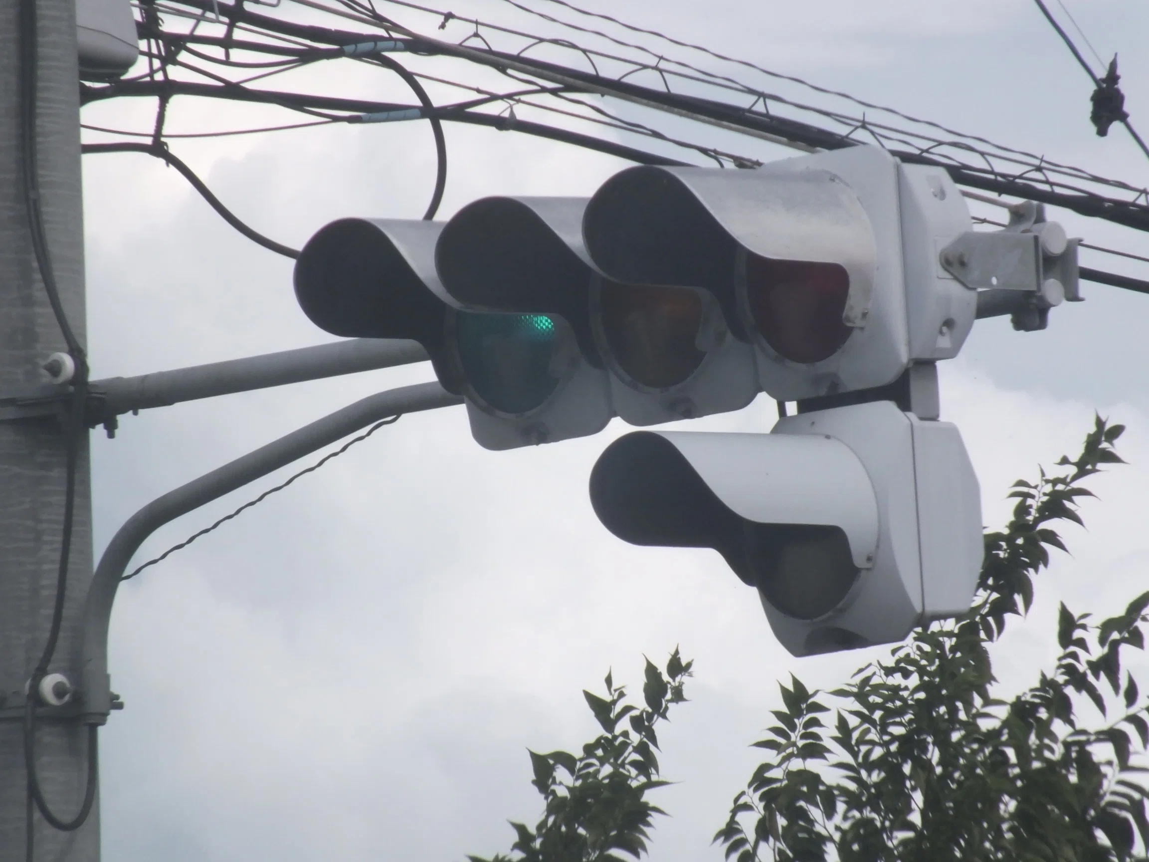 高崎市沖町東の小糸A型ブツブツレンズ浅フード＋日信厚型LED右折矢印灯