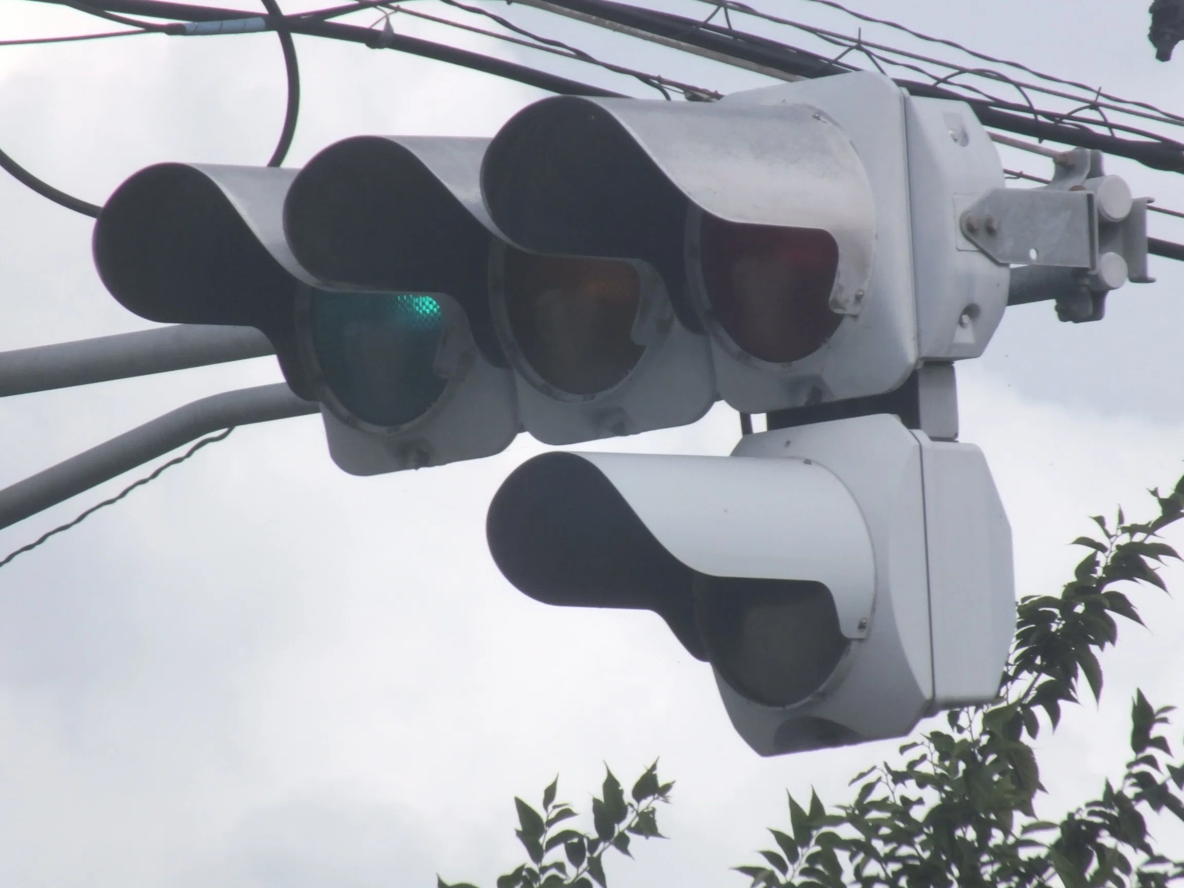 高崎市沖町東の小糸A型ブツブツレンズ浅フード＋日信厚型LED右折矢印灯