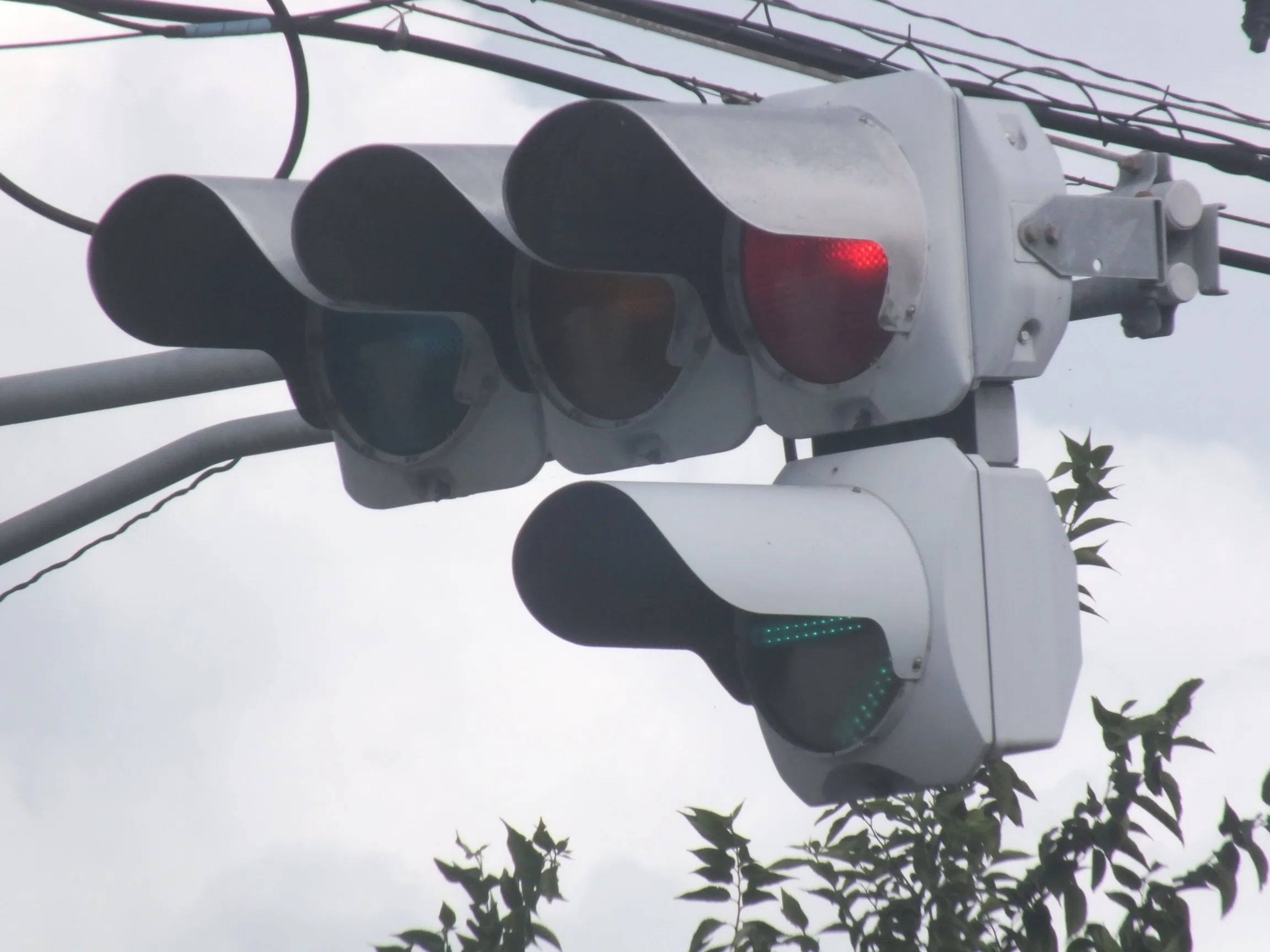 高崎市沖町東の小糸A型ブツブツレンズ浅フード＋日信厚型LED右折矢印灯