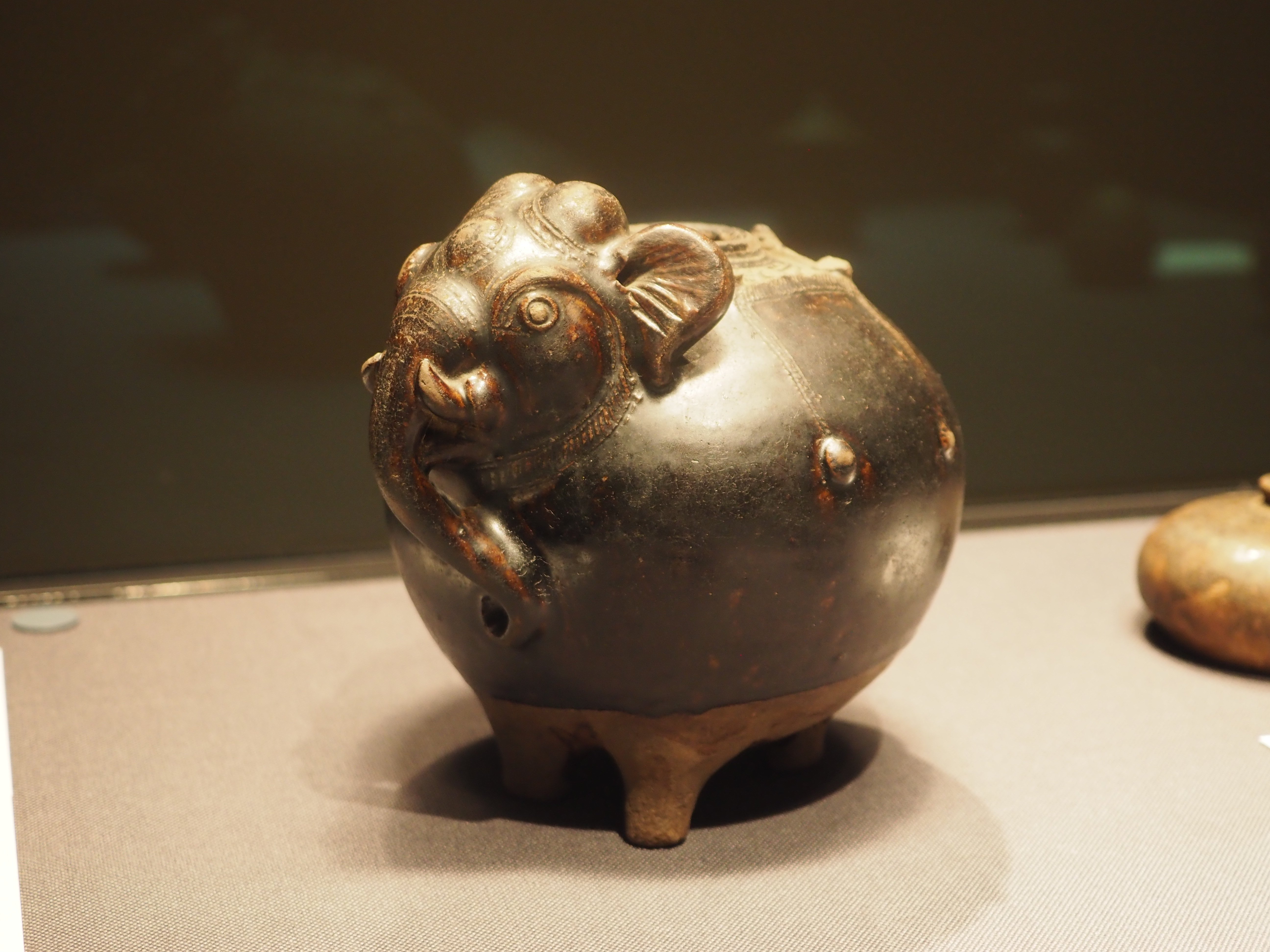 クメールの豚の貯金箱のような“象（ゾウ）”の器がかわいい｜かわかわ