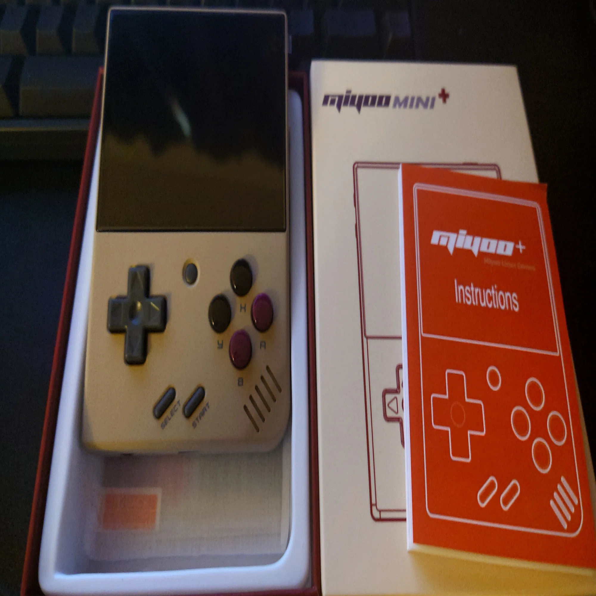 エミュ機『Miyoo Mini+』を他のゲームと並べたり、Bluetoothイヤホンで 