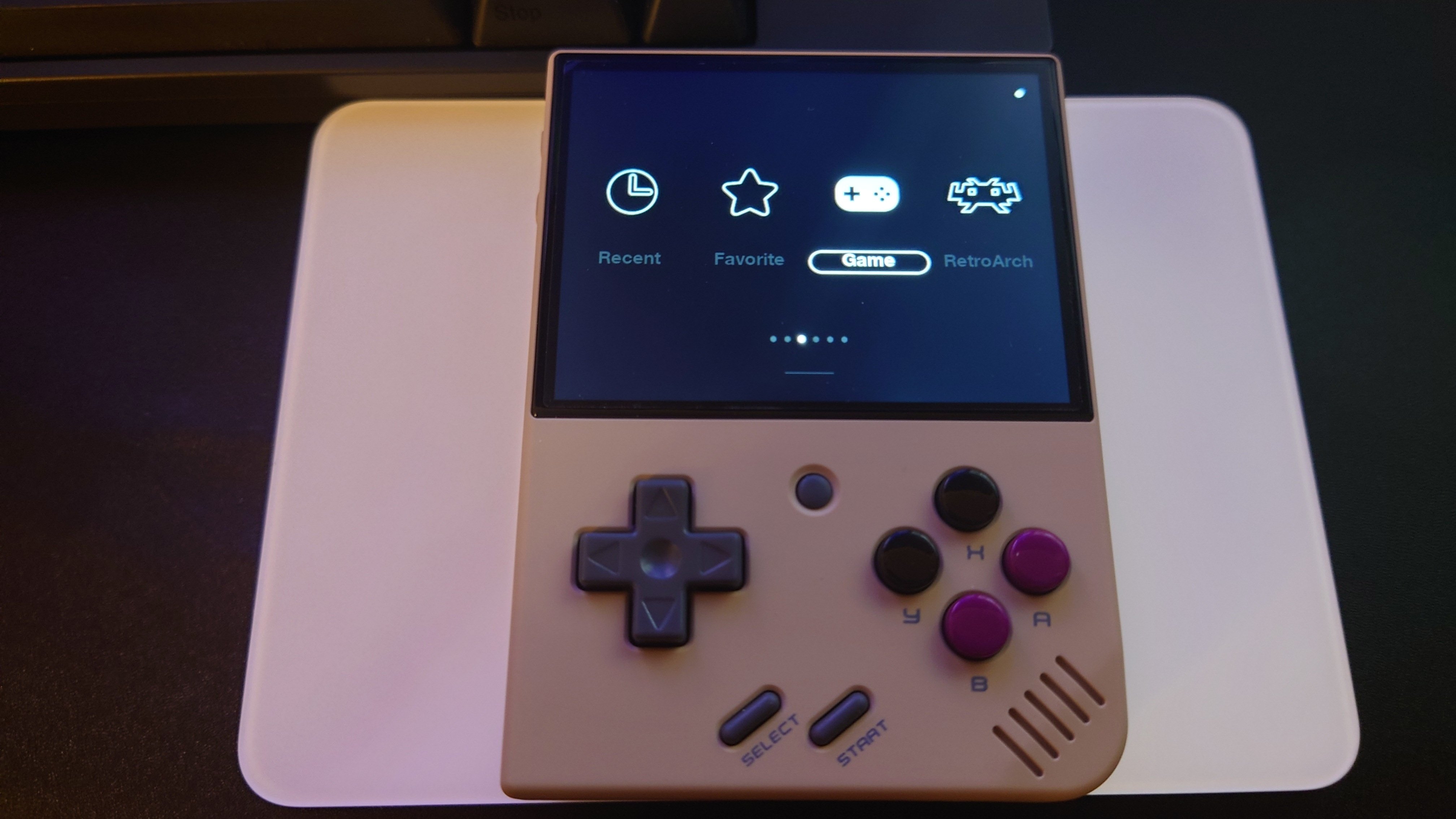 エミュ機『Miyoo Mini+』を他のゲームと並べたり、Bluetooth
