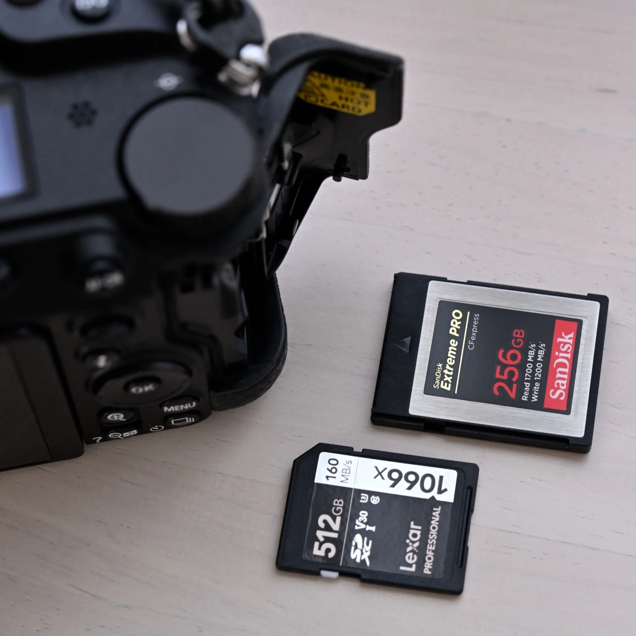コンパクトデジタルカメラ SDカードスロット ニコン 一眼レフカメラに装備されているダブルスロットの基本的な