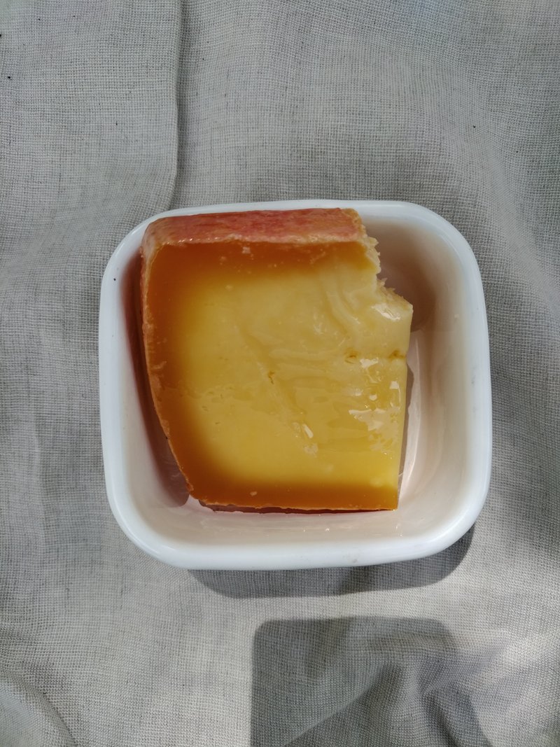 北海道新得産の放牧牛乳でできた長熟成チーズ