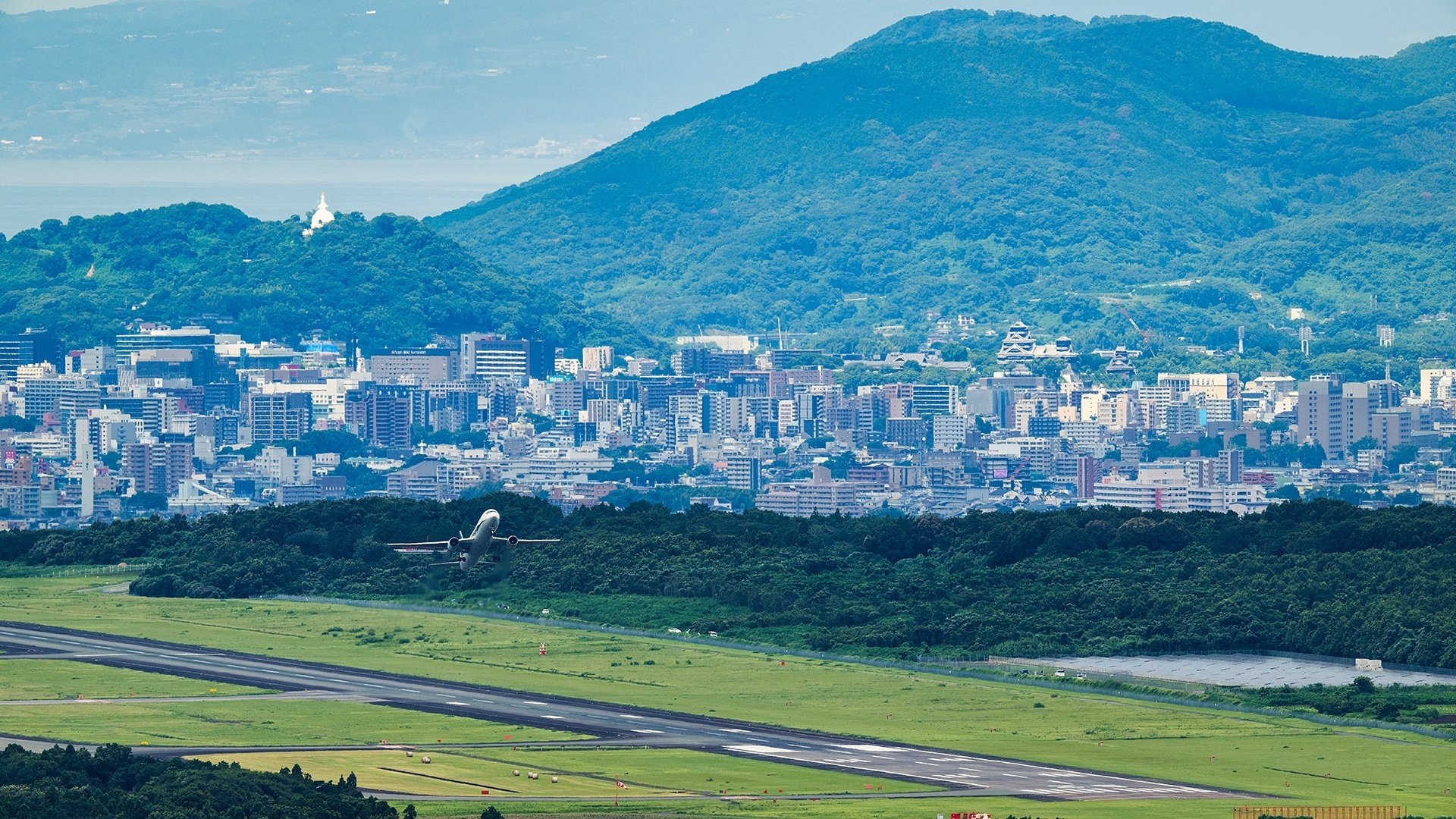 熊本城を望む｜ただのフォトグラファーでは終わらない | 航空写真家