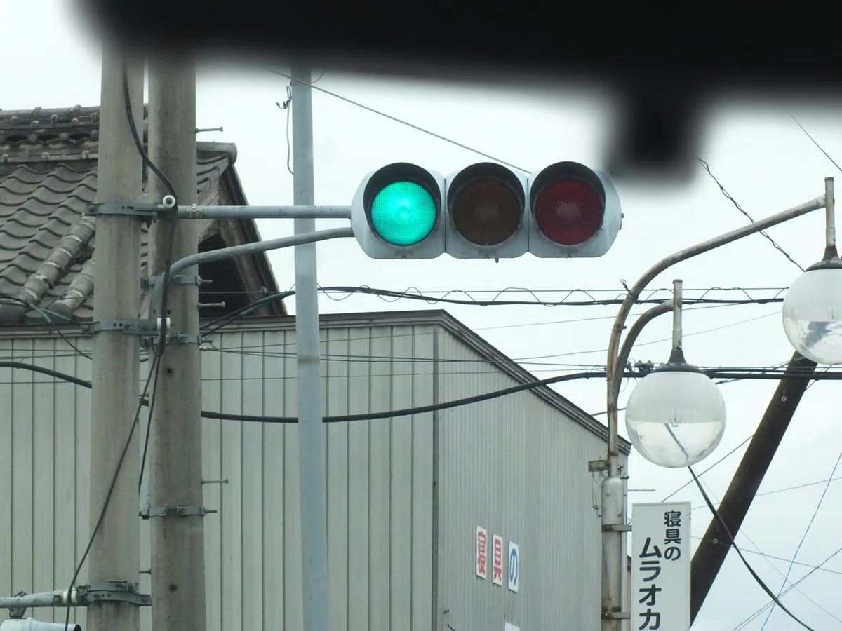 【伊勢崎-497】伊勢崎市境保泉にあるオール小糸D型ブツブツレンズ深フード・小糸おにぎり3代目網目レンズ歩灯｜光山祐弥の信号機紹介