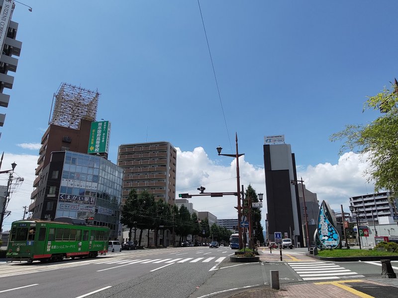 はい！月曜日になってしまいましたが、毎週日曜夕方恒例の、写真からパワーもらいましょのお時間です。おはようございます(^^)　今日は、熊本市にある『水前寺公園(すいぜんじこうえん)』の近くにある電車通りの路面電車です。ずっと変わらぬ風景のこの一枚。なんだかホッとします。そして、なぜ昨夜投稿できなかったのか？家族でお盆の迎え火＆花火で盛り上がり、そのまま寝てしまったからです、はい…ただの寝落ちでした(^^;)　まあ、今日からまた、ぼちぼちと…(^^;)