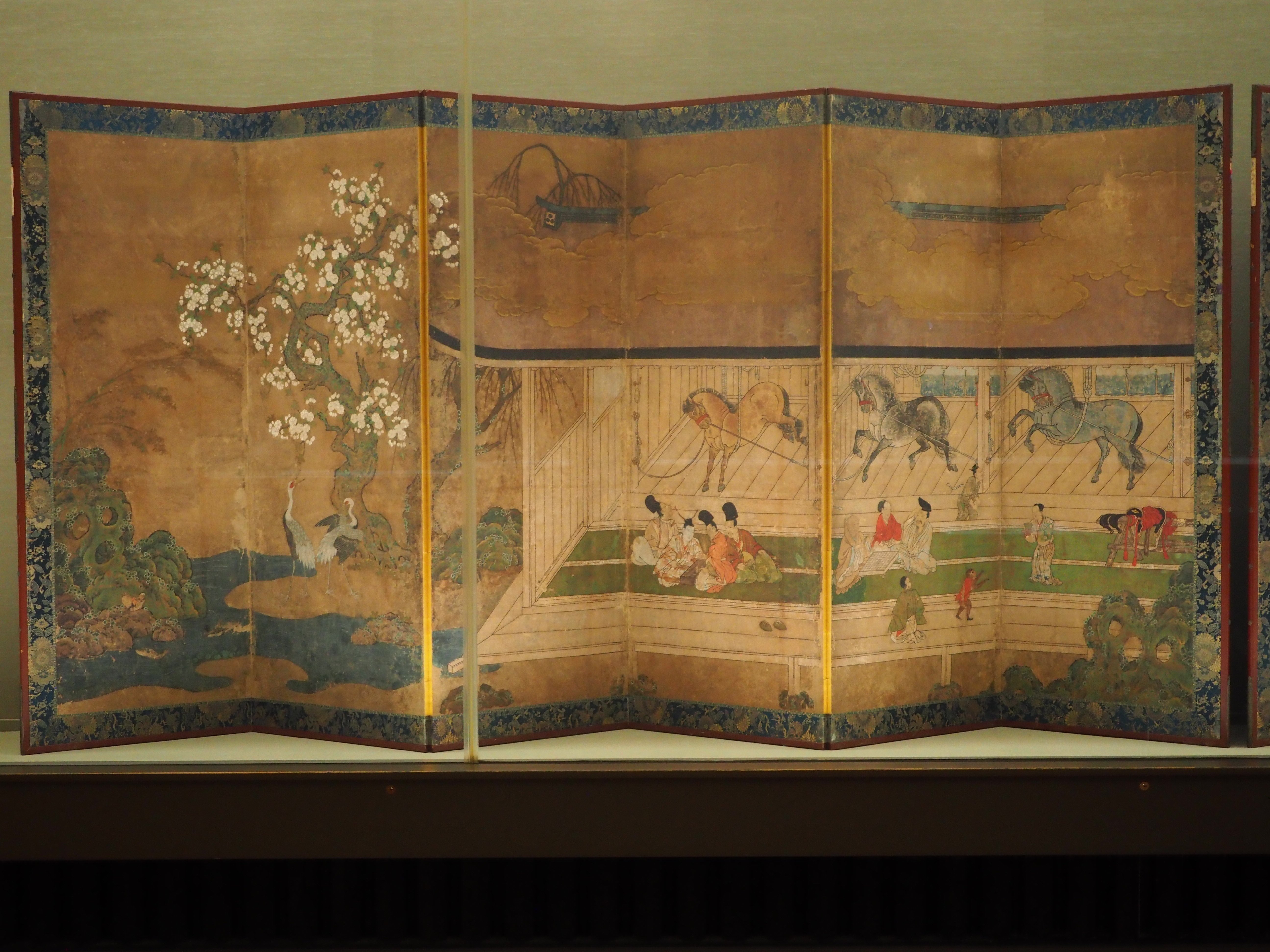 六頭の馬と室町時代の風俗が描かれた、めでたい《厩図屏風