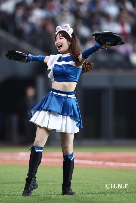 ファイターズガール 辻 菜穂子さん／球場に舞う建築技術者｜e