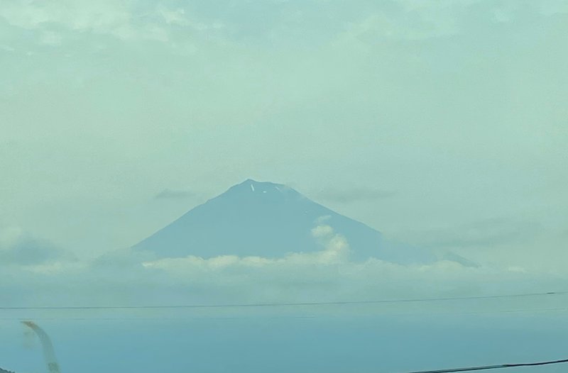 新幹線から見える富士山。