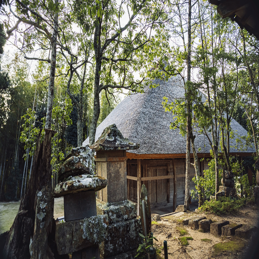 茶道具　香合　茅葺き屋根　田舎家　家型 茅葺き屋根とレンガ壁に黒いフレームを挿入した“現代的な“田舎の