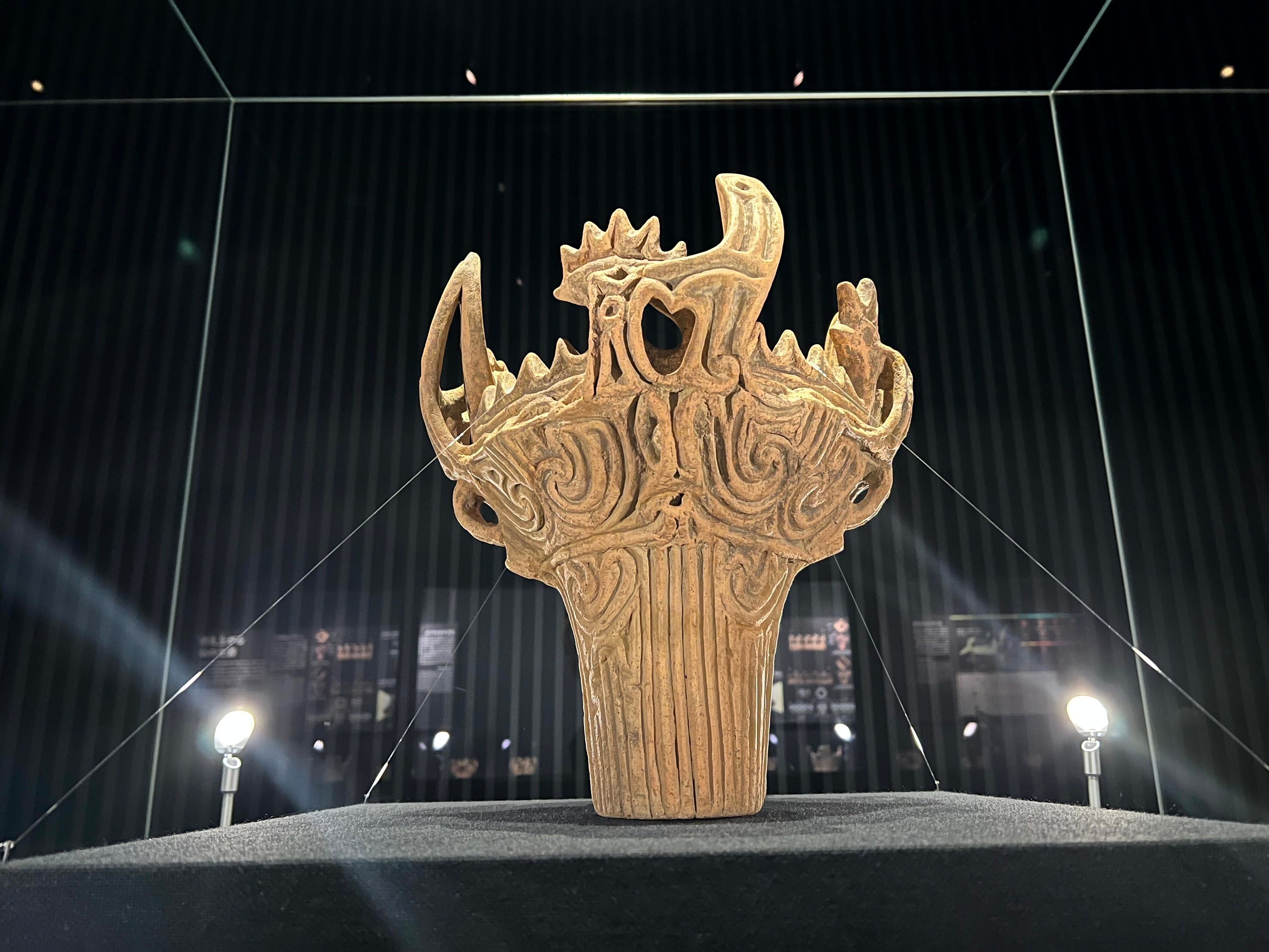 NK☆ 縄文　火焔土器クッション　椅子 縄文の神秘的な美しさを日常に。「縄文雪炎クッションカバー」や