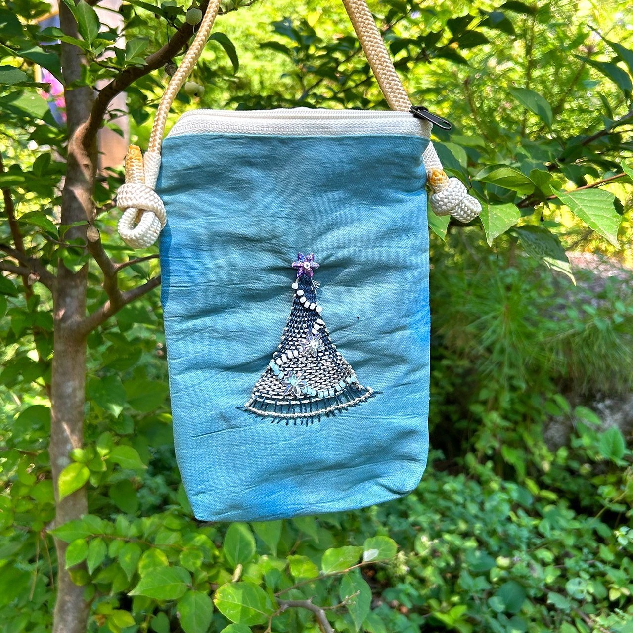 ニャンドゥティ伝説織　額縁入り12輪の白いお花　珍しい　レース　刺繍 ニャンドゥティ伝説織 額縁入り12輪の白いお花 珍しい レース 刺繍