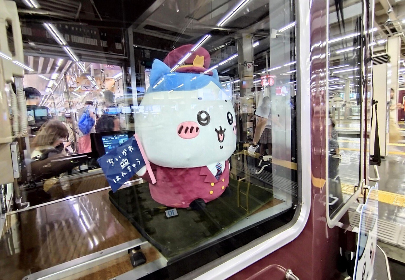 🚋『ちいかわ×阪急電車』～ちいかわラッピング列車【神戸線 ハチワレ号