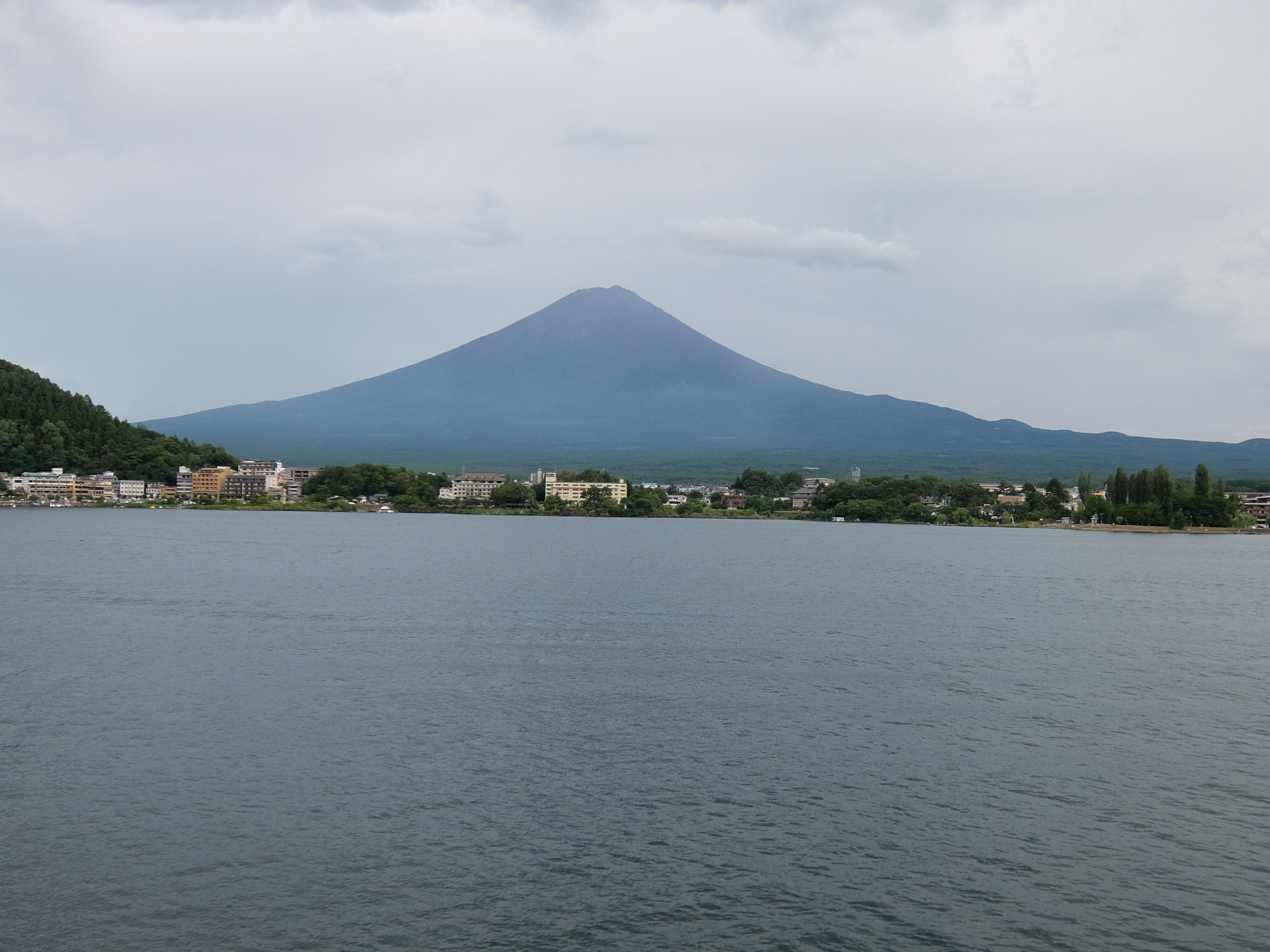 富士山の点描画です。岩絵の具と水干絵具で描きました。 ふるい