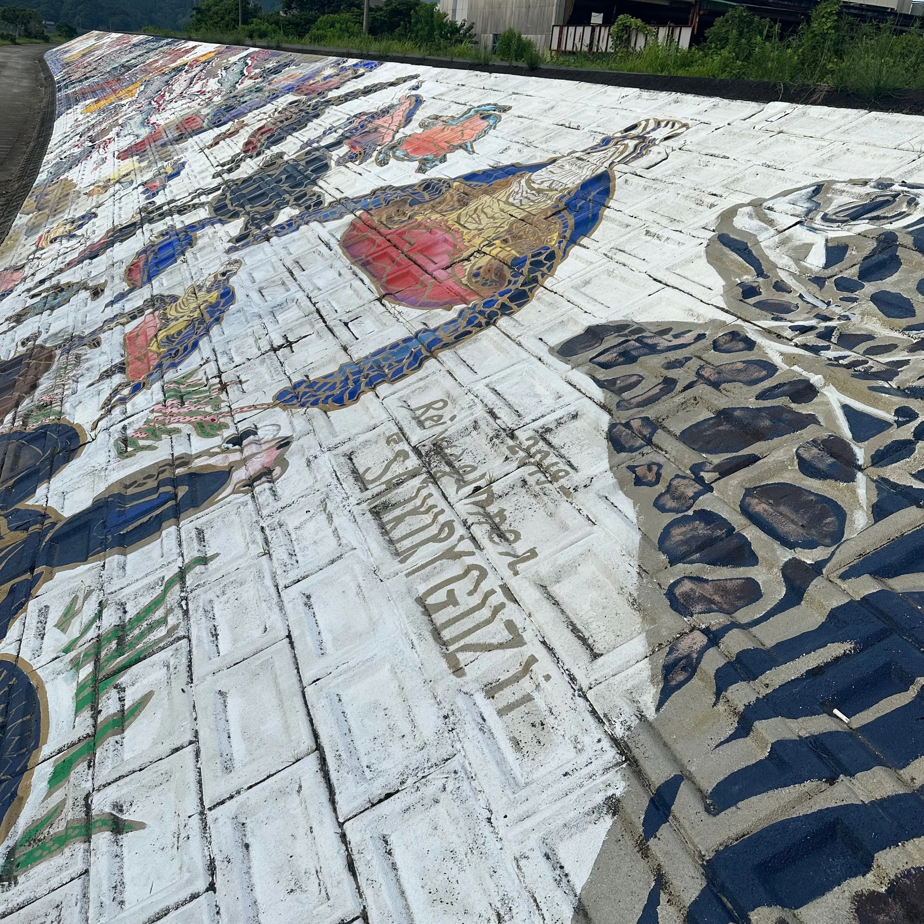 河川敷のブロックを鮮やかな壁画に！【佐伯竜宮図】作者の谷川さんにお