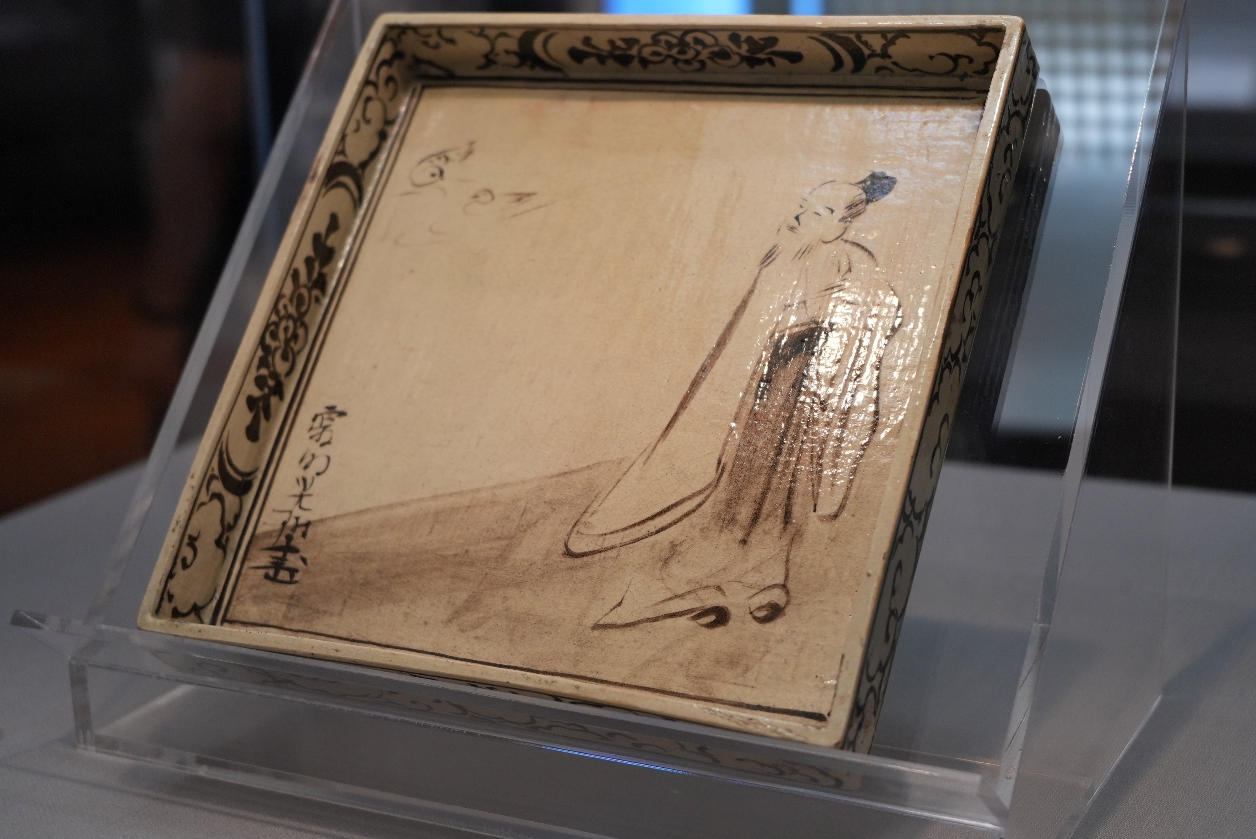 七宝焼き　尾形光琳飾皿12X12センチ 2枚 琳派の黎明期を築いた尾形光琳＆乾山兄弟が合作した角皿です @東京国立