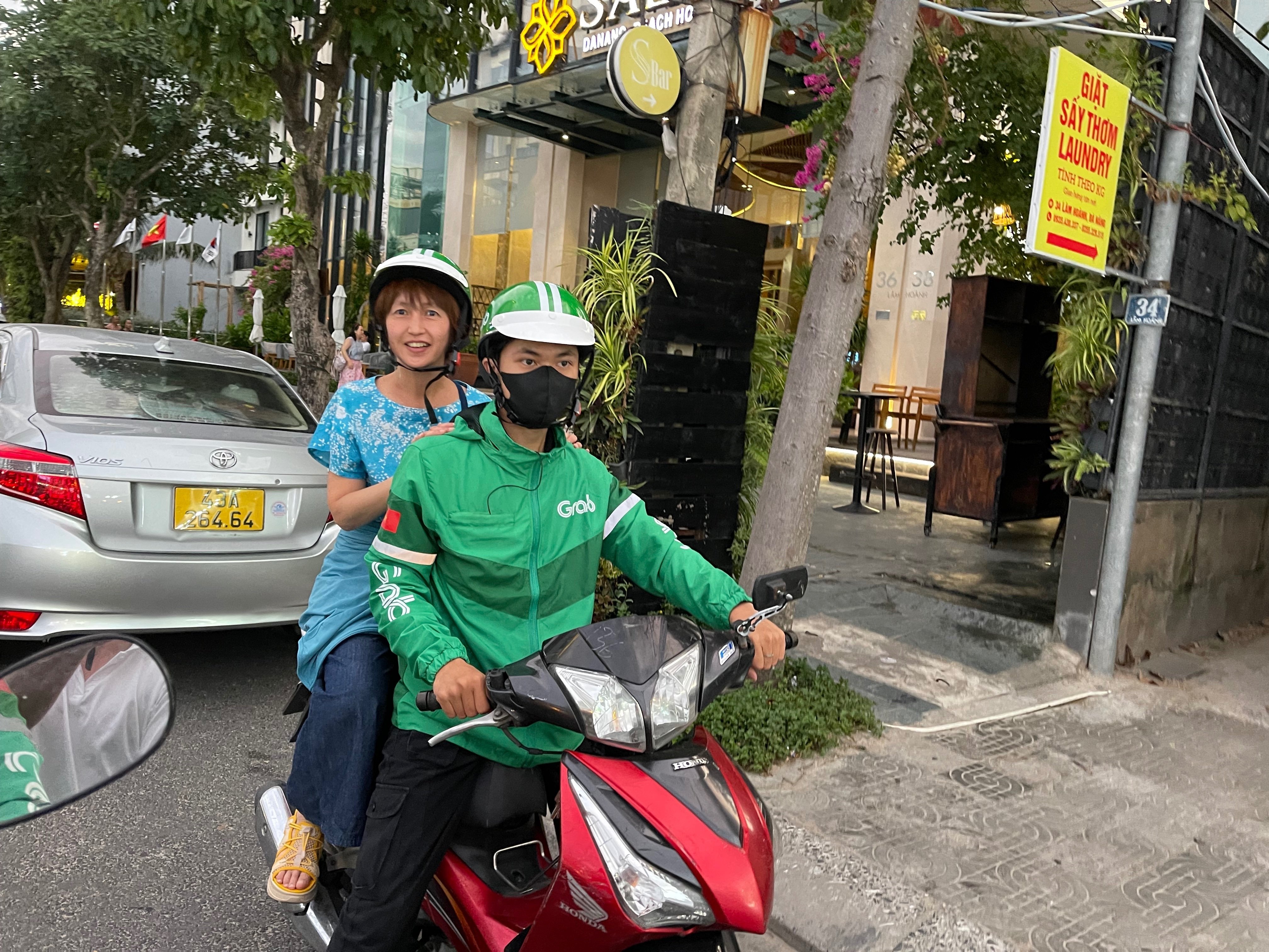 Grab グラブ ヘルメット ジャンパー セット 2XL ベトナム 他サイズあり ベトナムgrabバイクタクシージャケットとヘルメットのセット