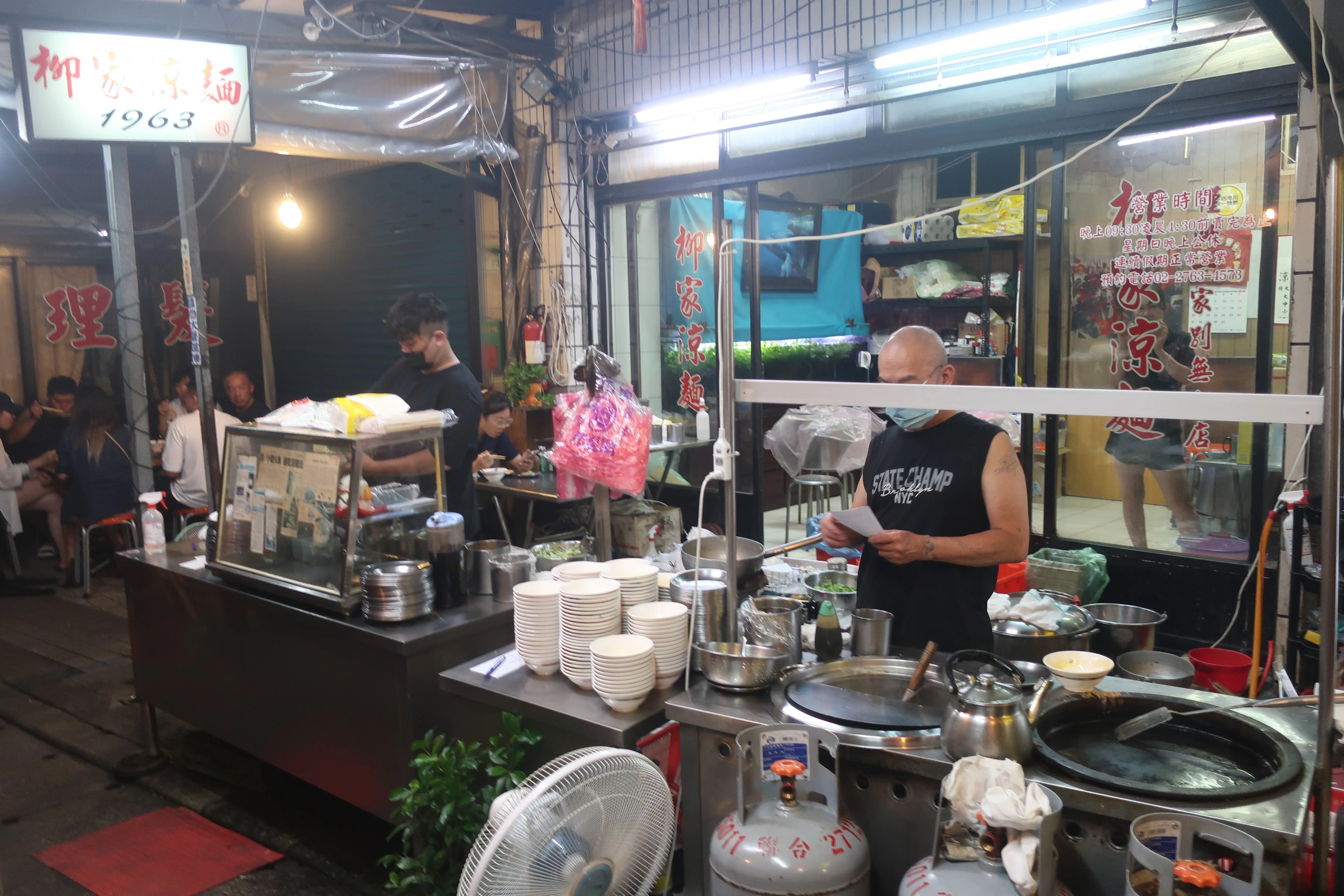 台北の夜の灯台「柳家涼麺」〜時代を綴る冷麺の語り部〜｜ジョエル
