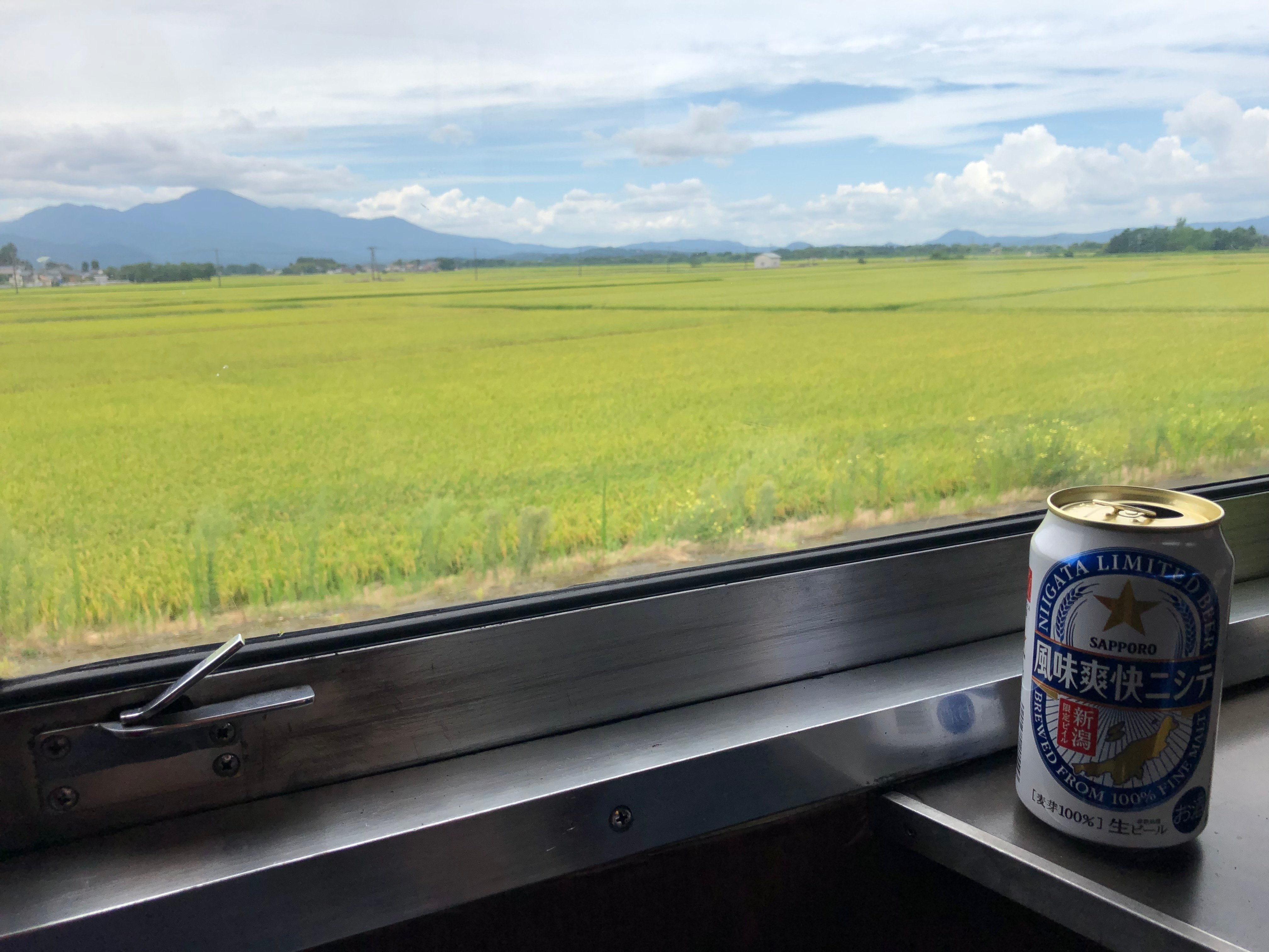 田園、清流、歴史。そして”天然”の炭焼きコーヒーを味わう列車