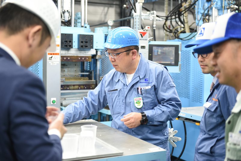 KINJO JAPAN製造責任者の吉年と社員が工場で打ち合わせをしている様子