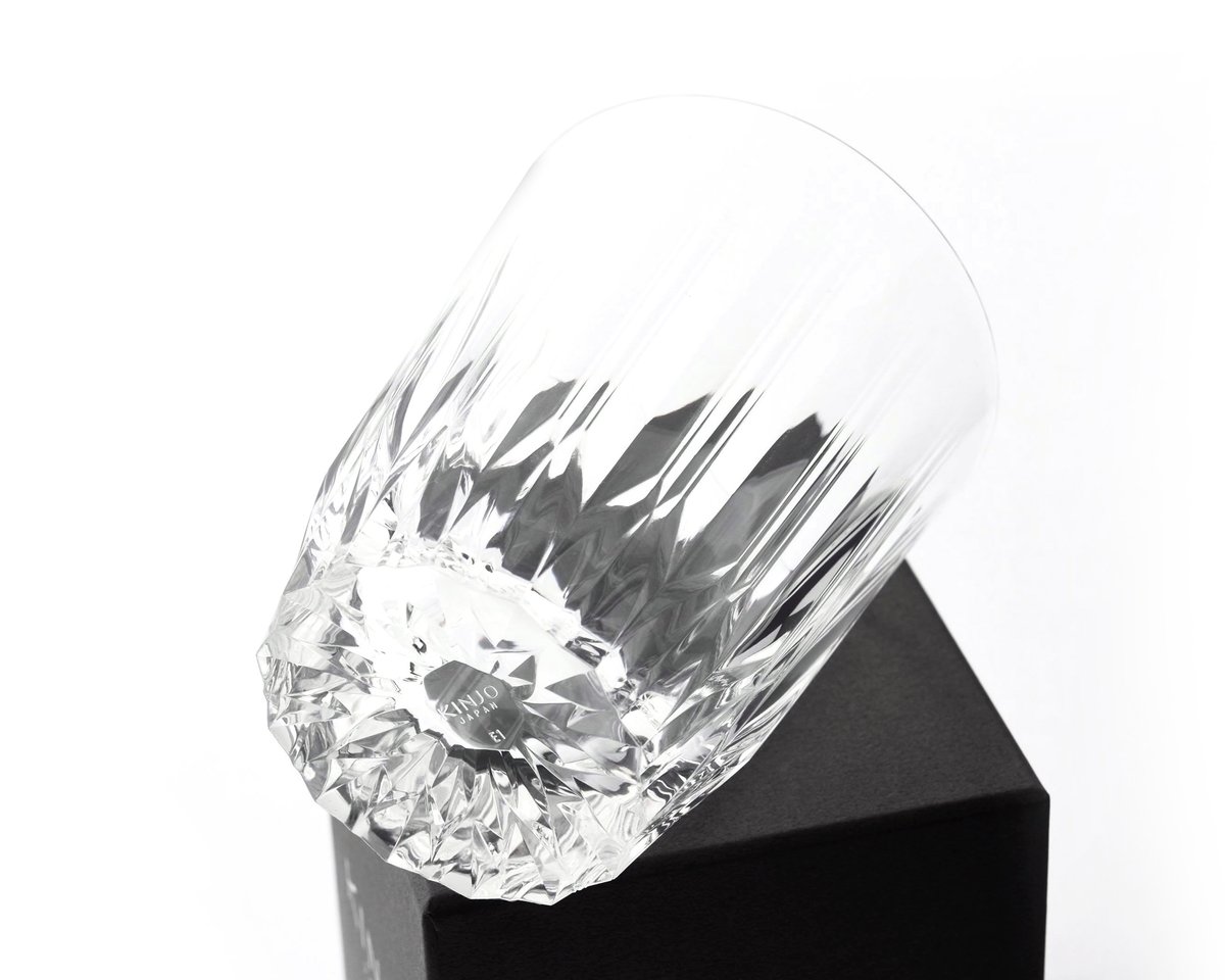箱の上に横に置かれ美しい輝きを放つKINJO JAPAN E1クリア