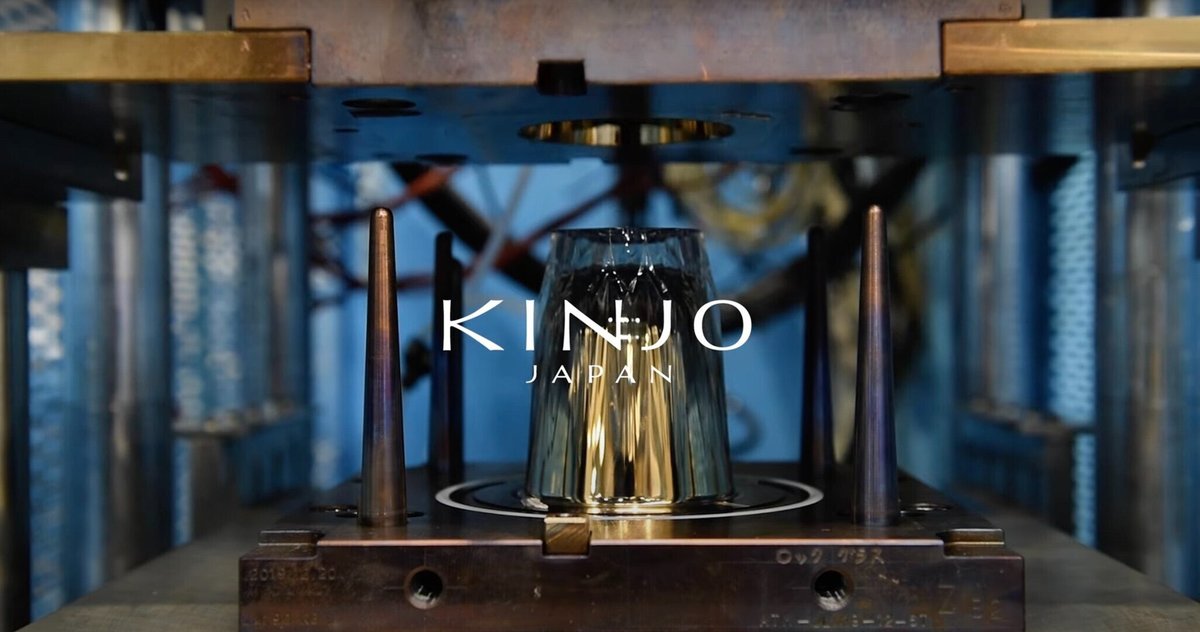 金型からグラスを抜き出している製造過程