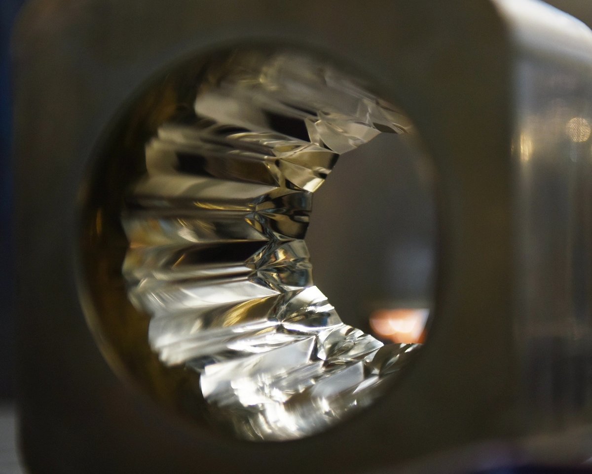 ガラスの側面にあたる金型部分