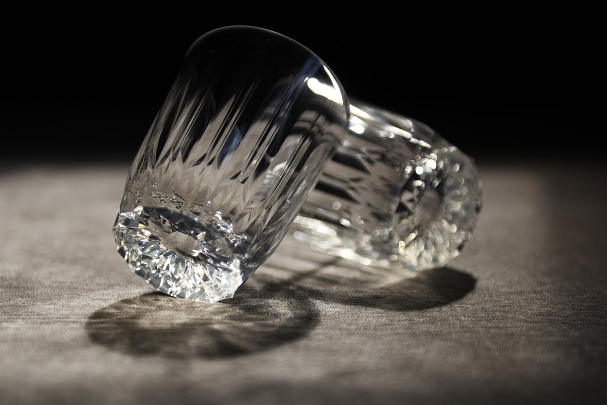 光が当たって美しい2つ並べられたKINJO JAPAN E1