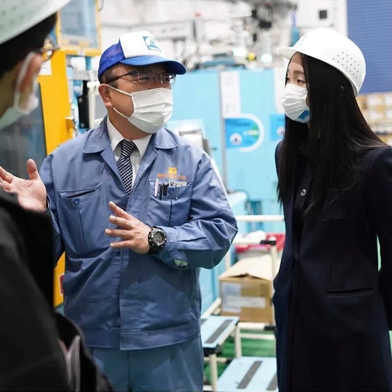 錦城護謨株式会社の工場見学にて説明している様子